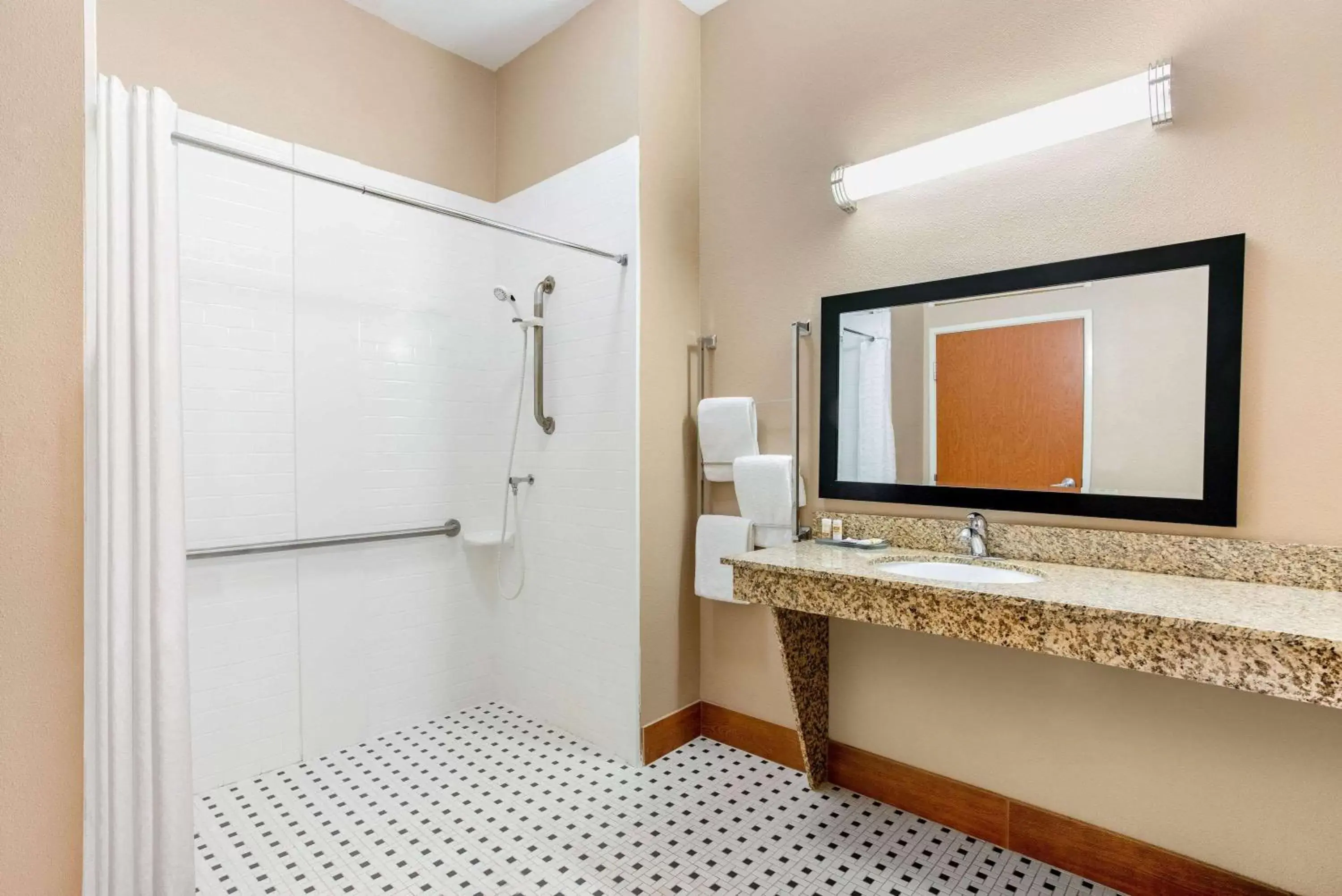 Shower, Bathroom in La Quinta by Wyndham Indianapolis Airport West