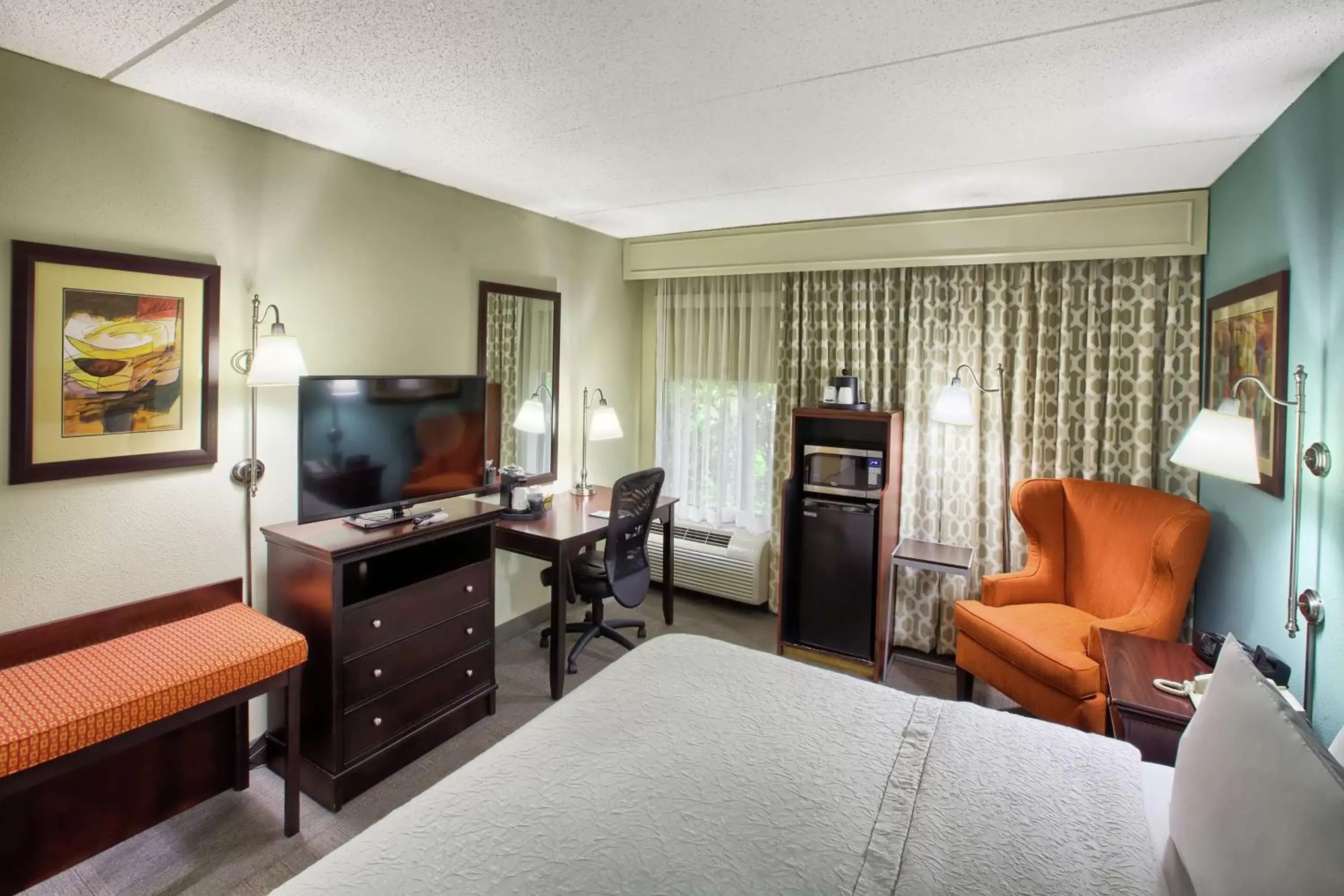 Bedroom, TV/Entertainment Center in Hampton Inn Raleigh/Garner