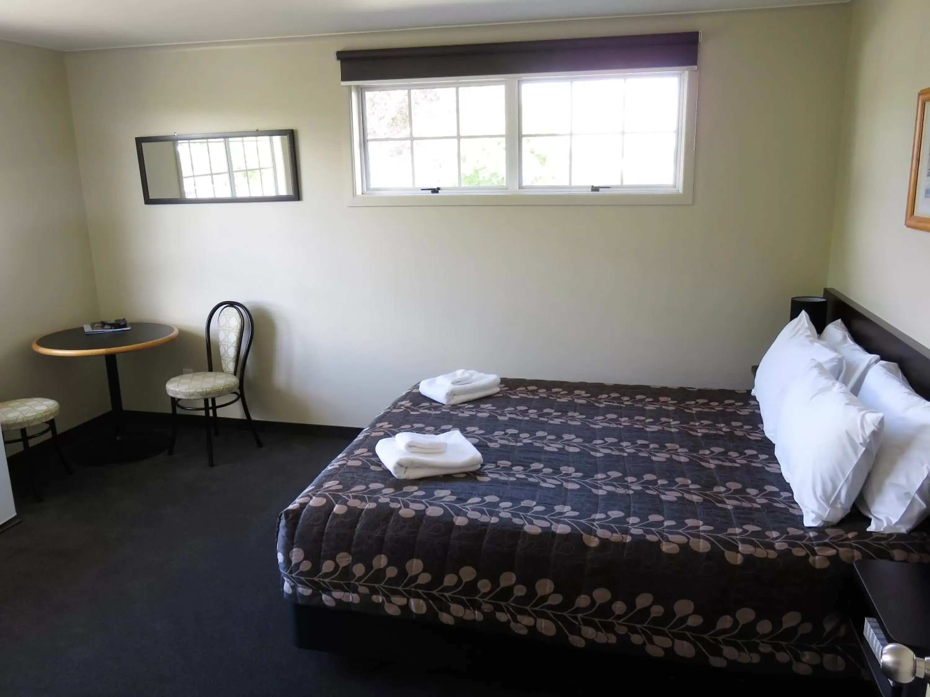 Dining area, Bed in Admirals Motor Lodge