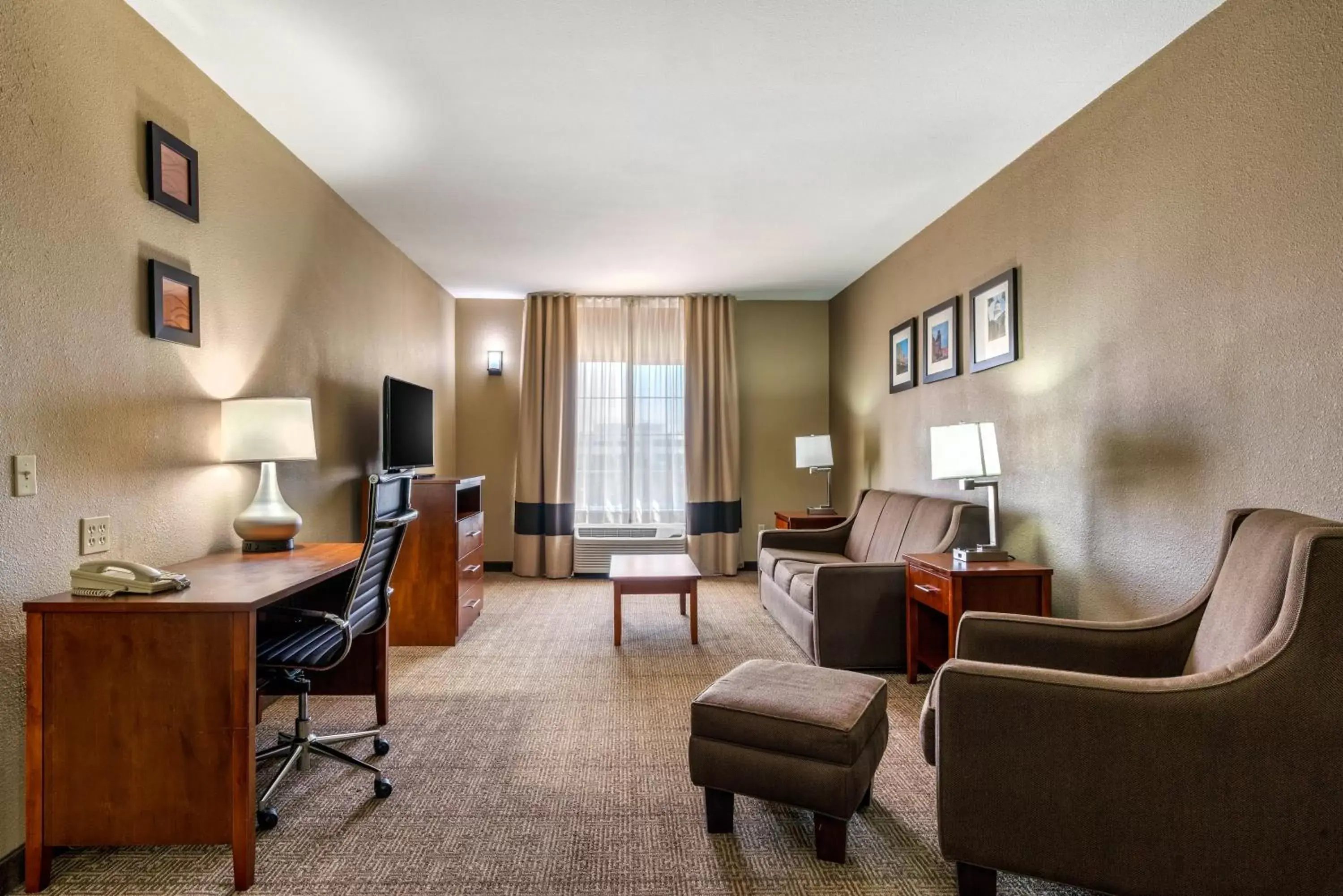 TV and multimedia, Seating Area in Comfort Inn & Suites Sacramento – University Area