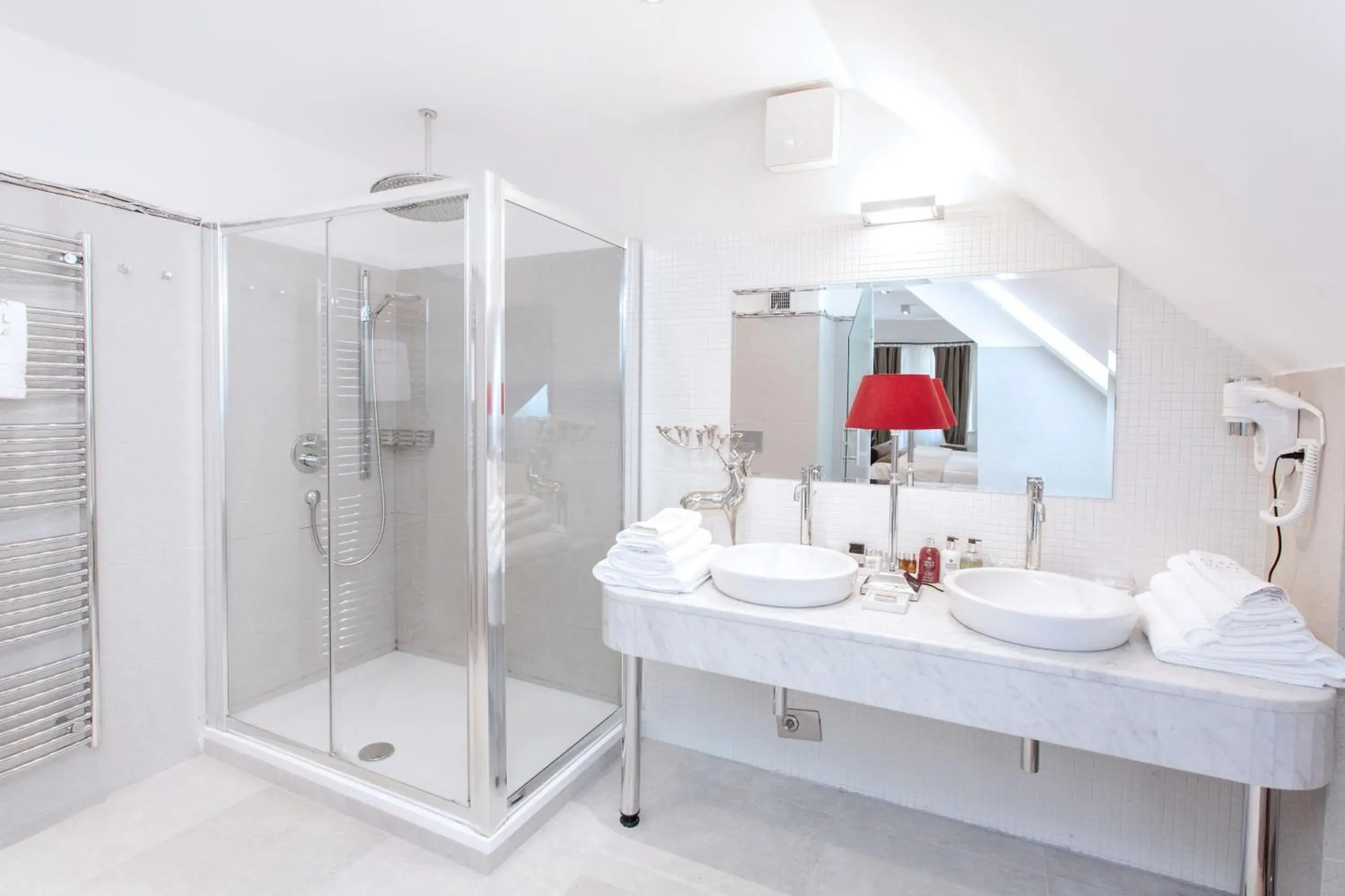 Bathroom in Lesar Hotel Angel - Member of Hip Hotels