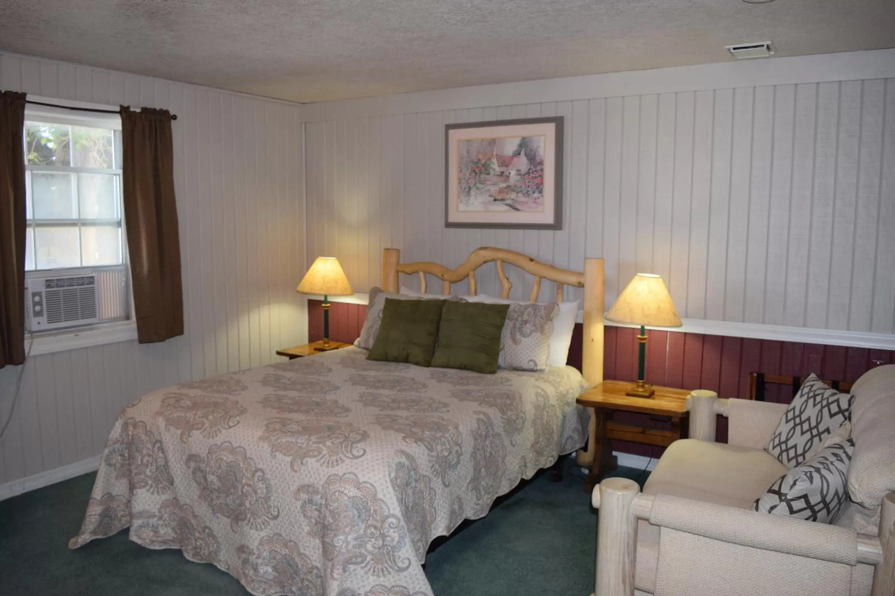 01 - Queen Suite with Private Bathroom - The Walton Room in Grist Mill Inn