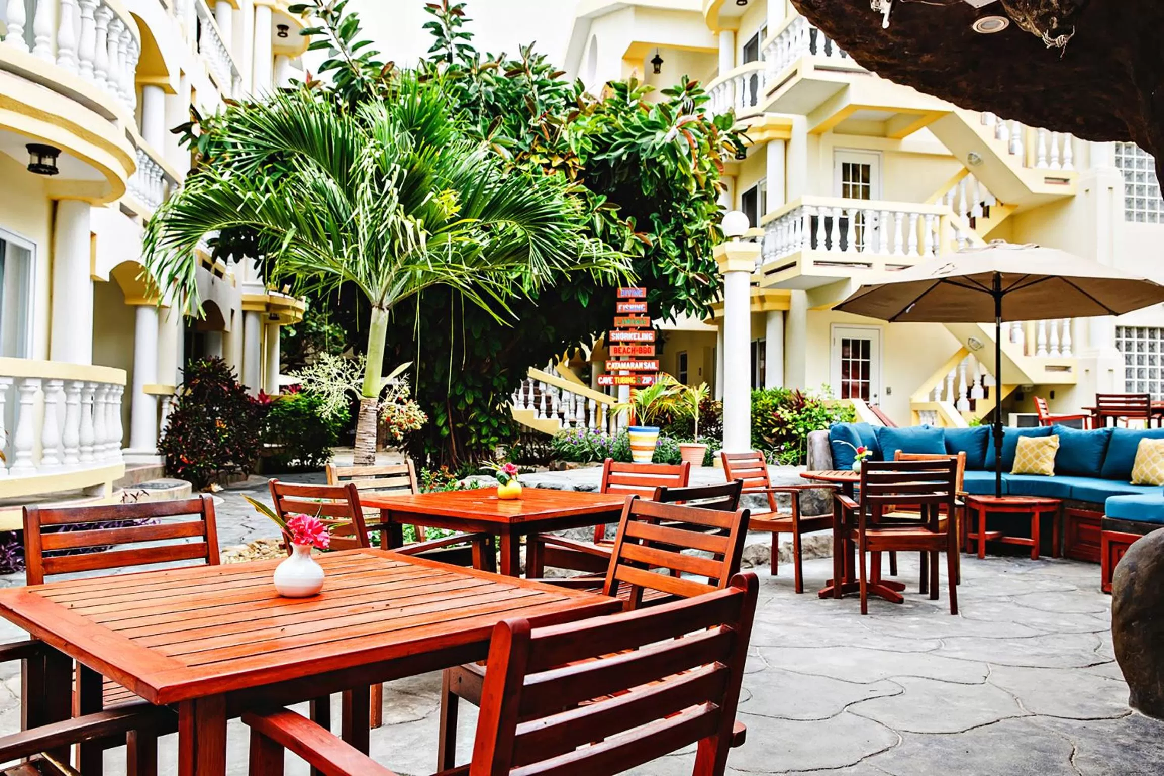 Restaurant/places to eat in Pelican Reef Villas Resort