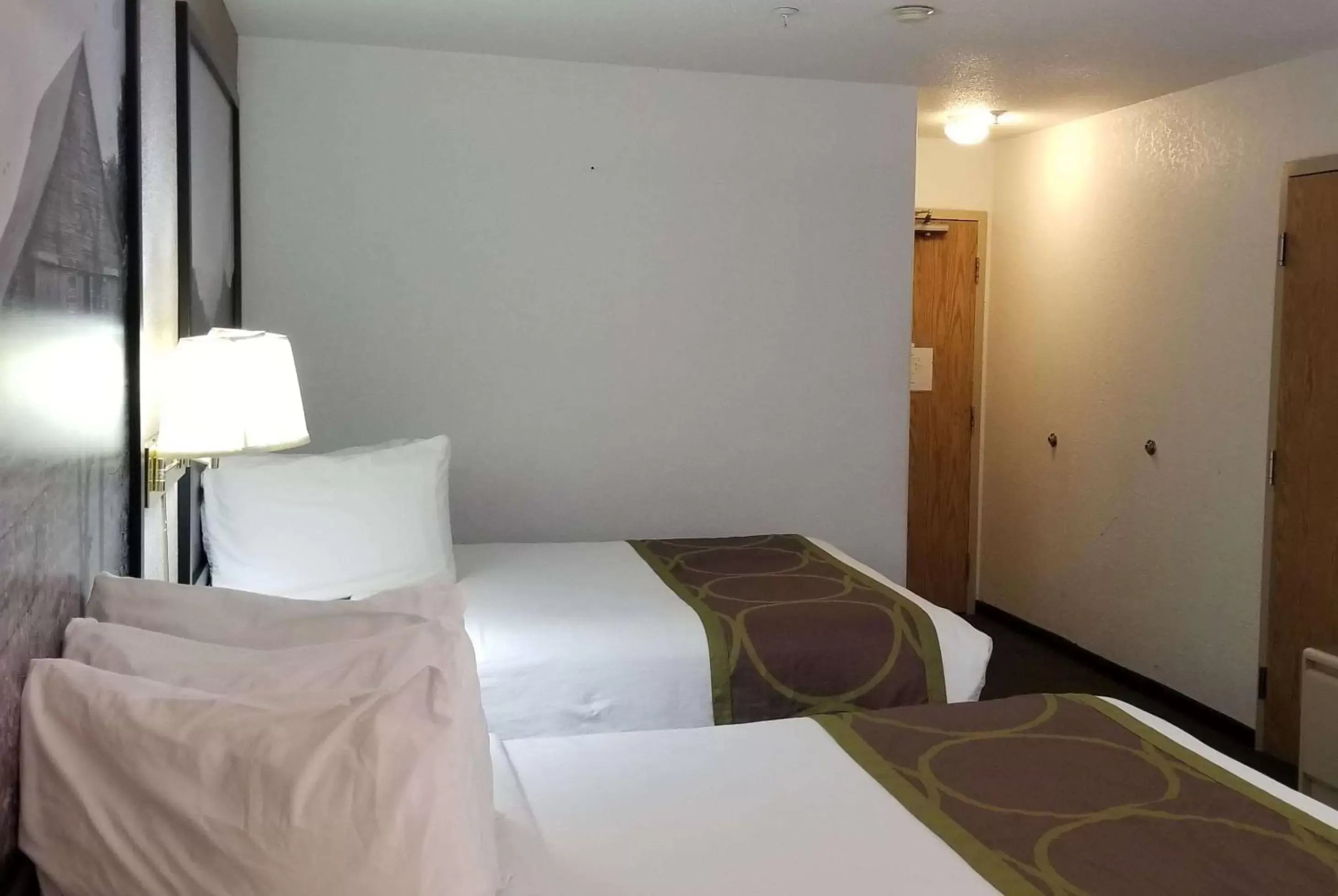 Photo of the whole room, Bed in Super 8 by Wyndham Pincher Creek AB Photo of the whole room, Bed in Super 8 by Wyndham Pincher Creek AB