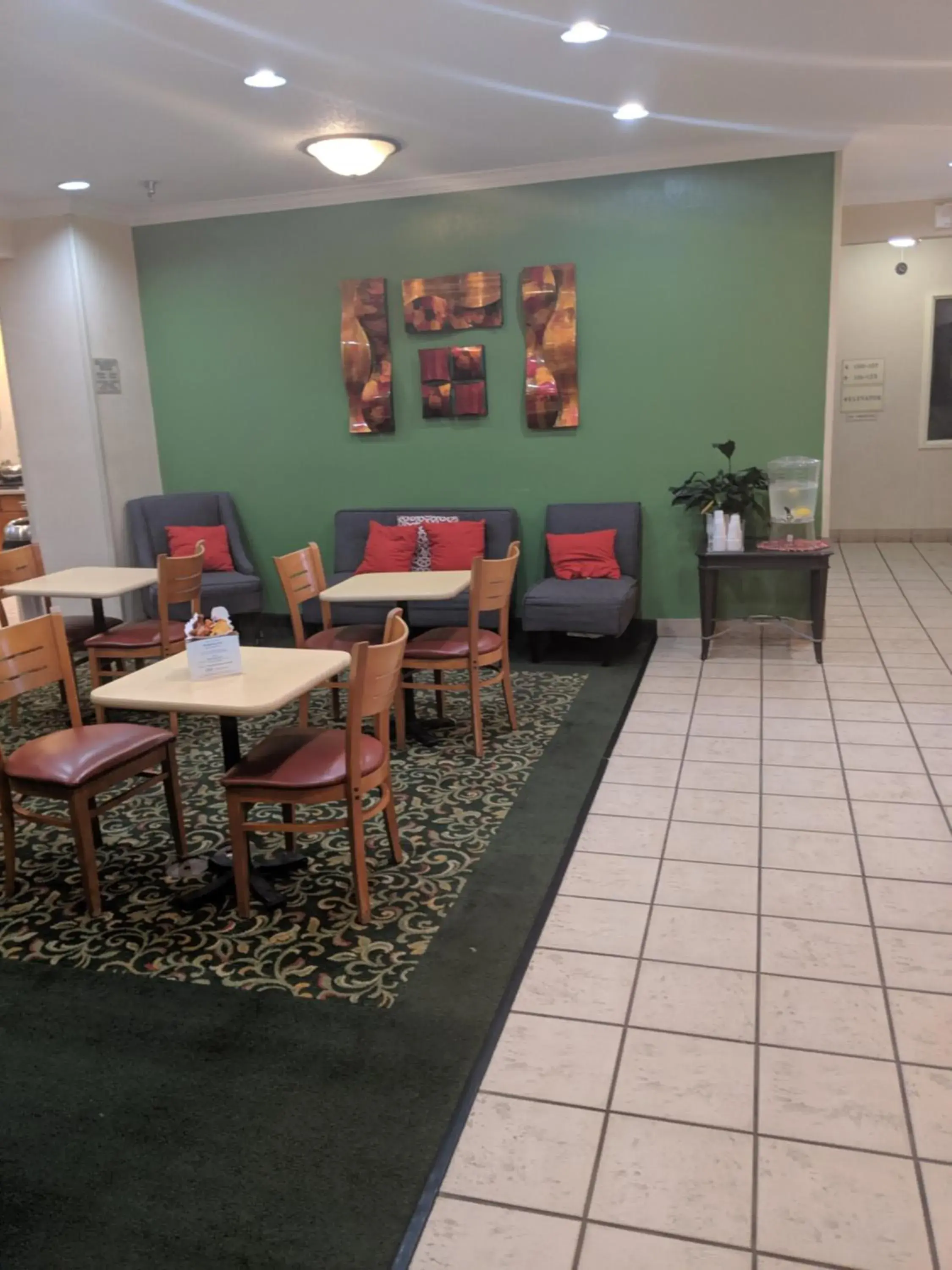 Restaurant/Places to Eat in AmericInn by Wyndham Davenport