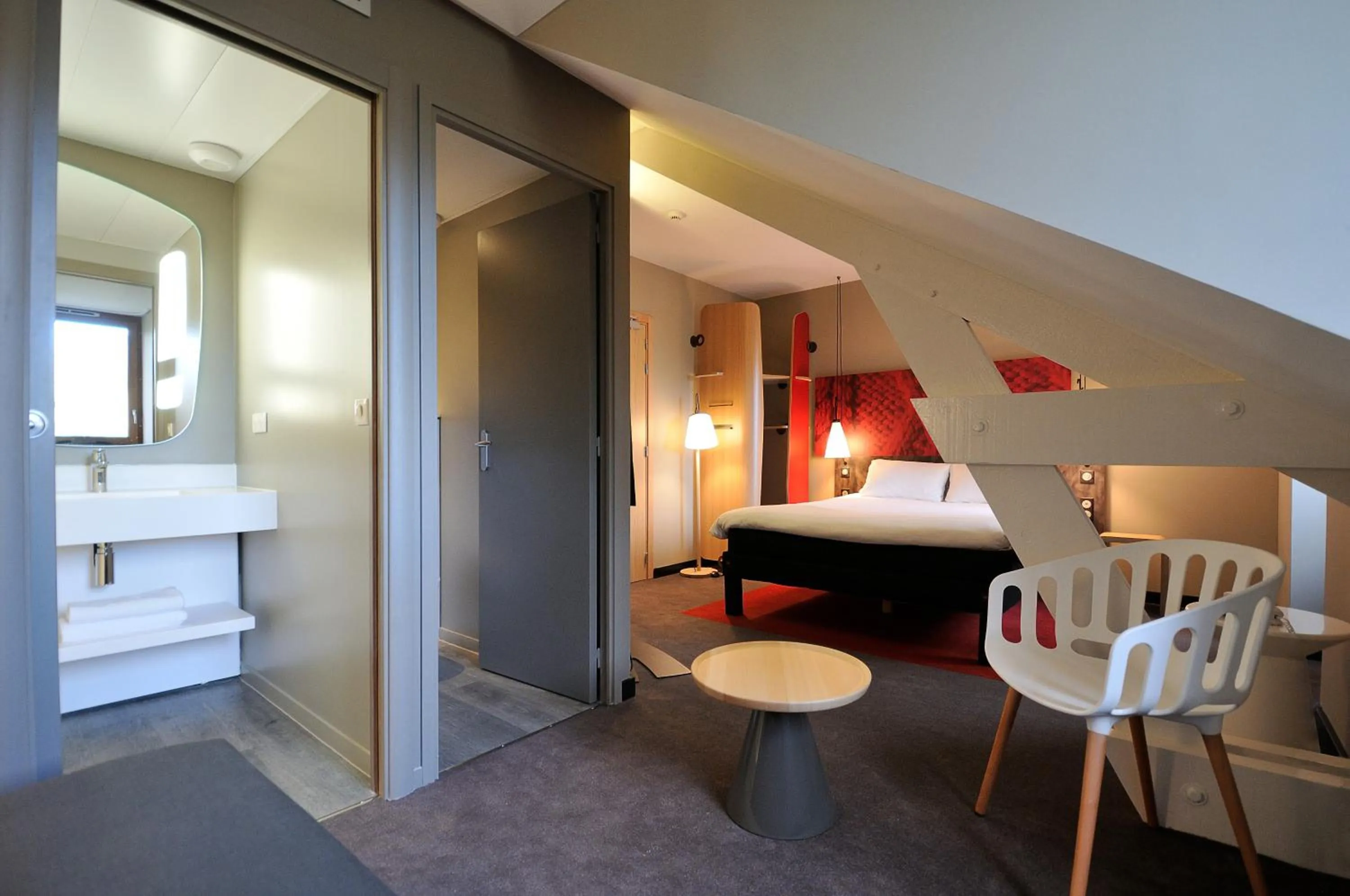 Bathroom, Bed in ibis Maisons Laffitte