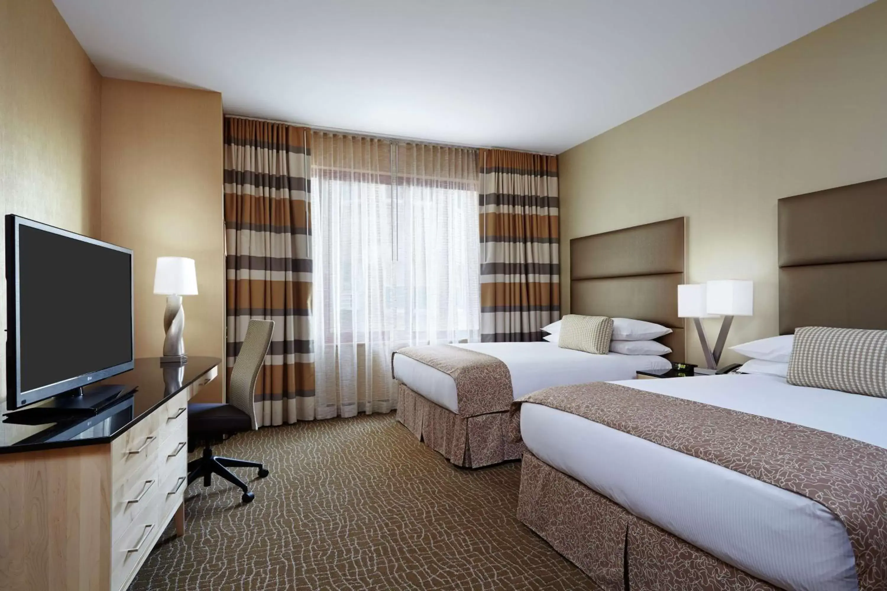 Bedroom, TV/Entertainment Center in DoubleTree by Hilton Philadelphia Center City