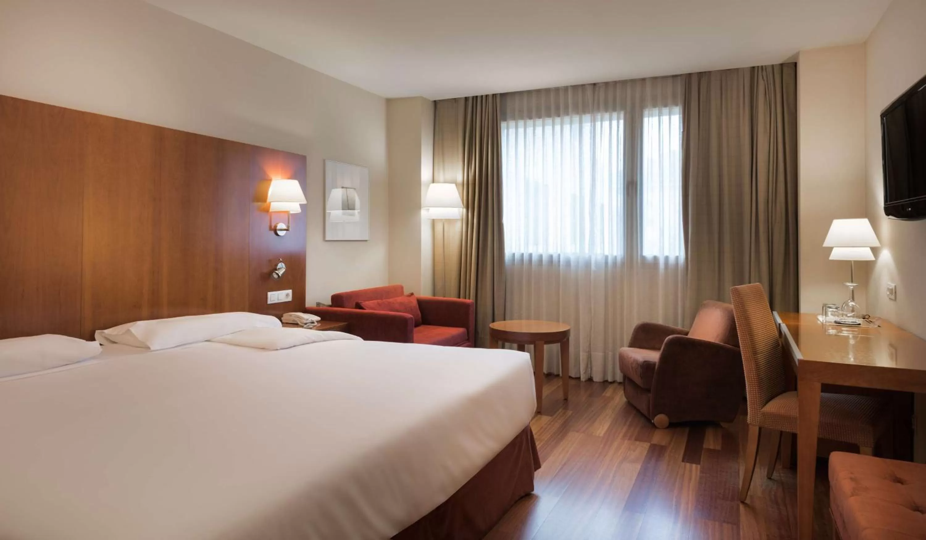 Photo of the whole room, Bed in NH Zamora Palacio del Duero