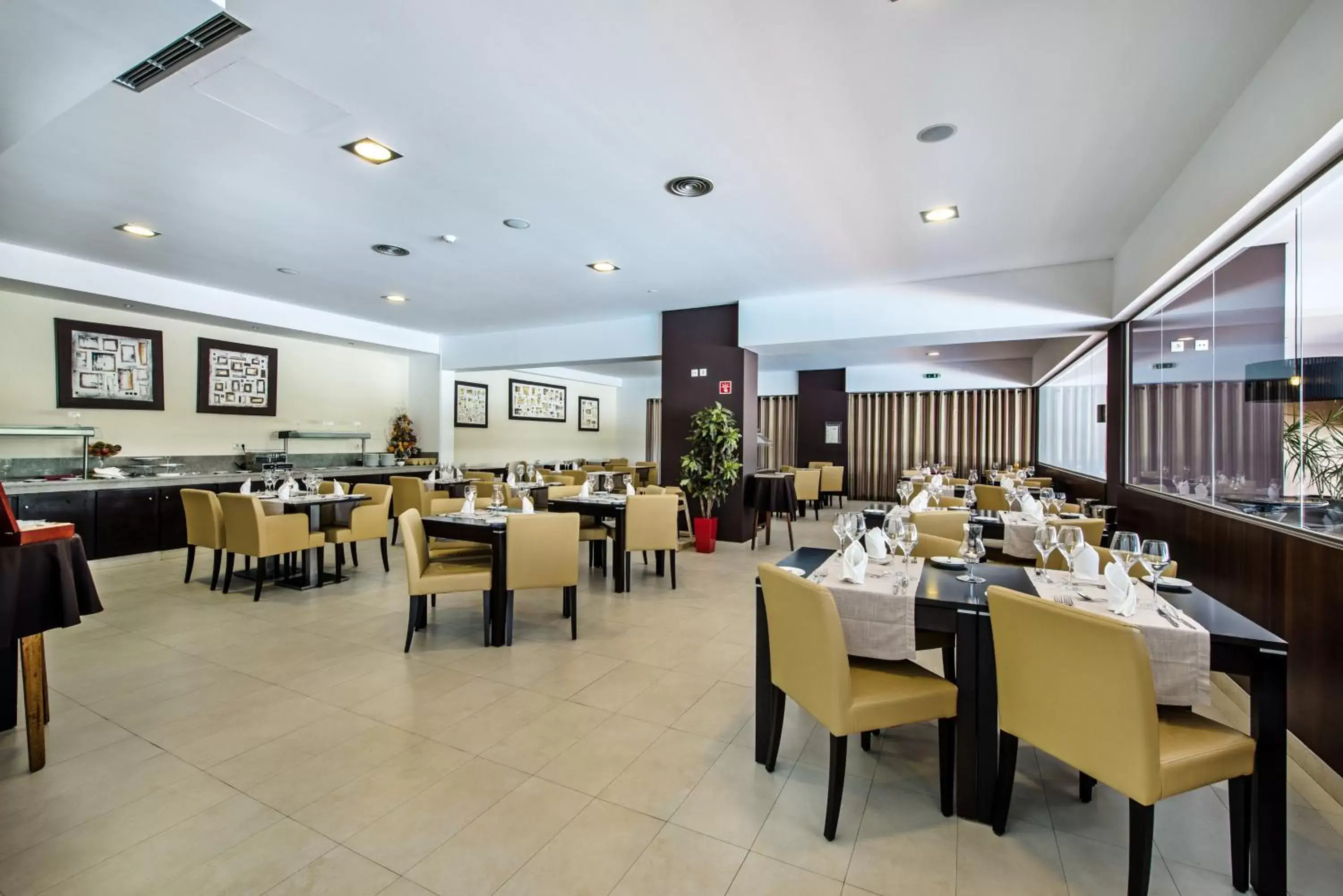 Restaurant/Places to Eat in Areias Village Beach Suite Hotel