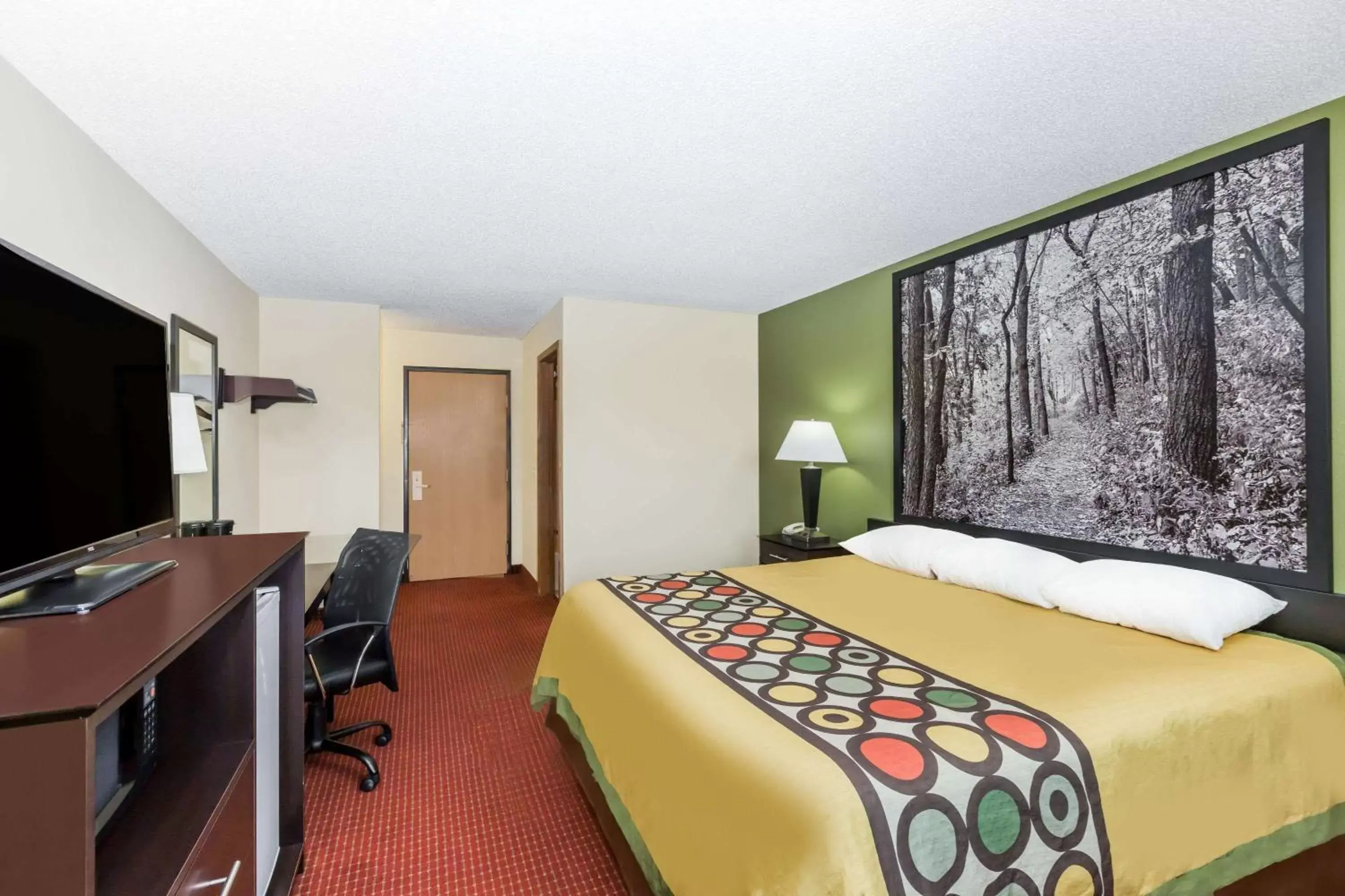 Photo of the whole room, Bed in Super 8 by Wyndham Grinnell IA