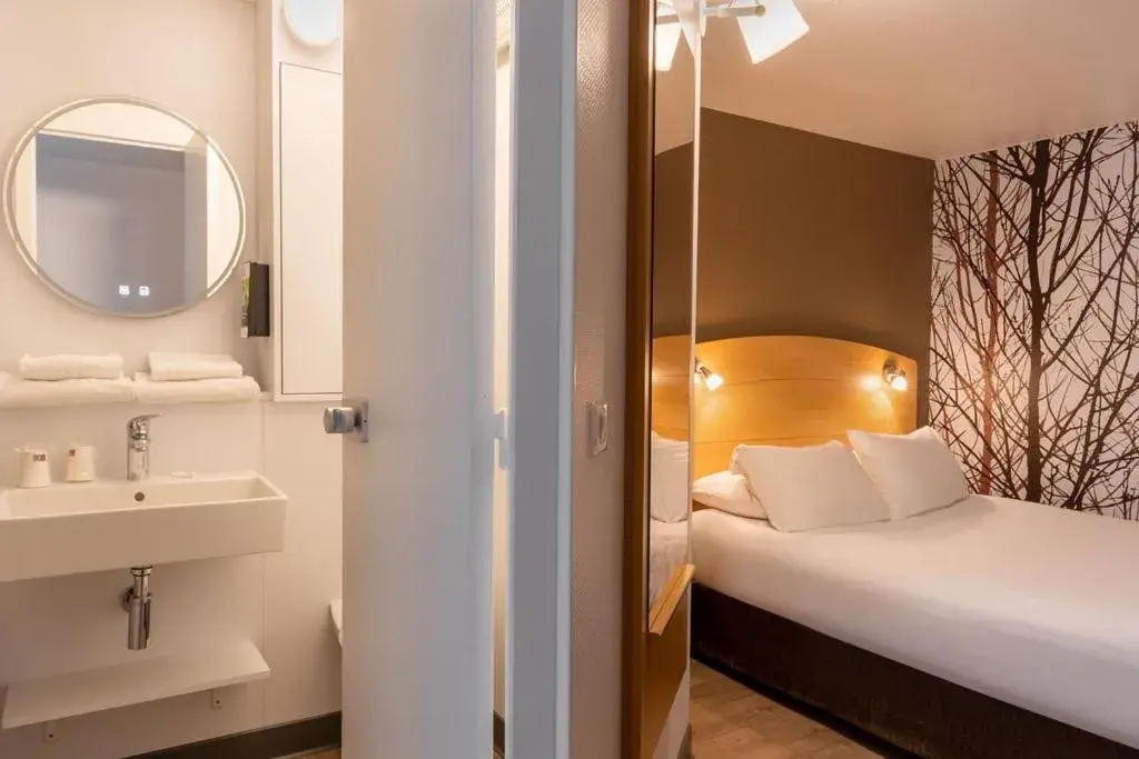 Bedroom, Bathroom in Sure Hotel by Best Western Plaisir