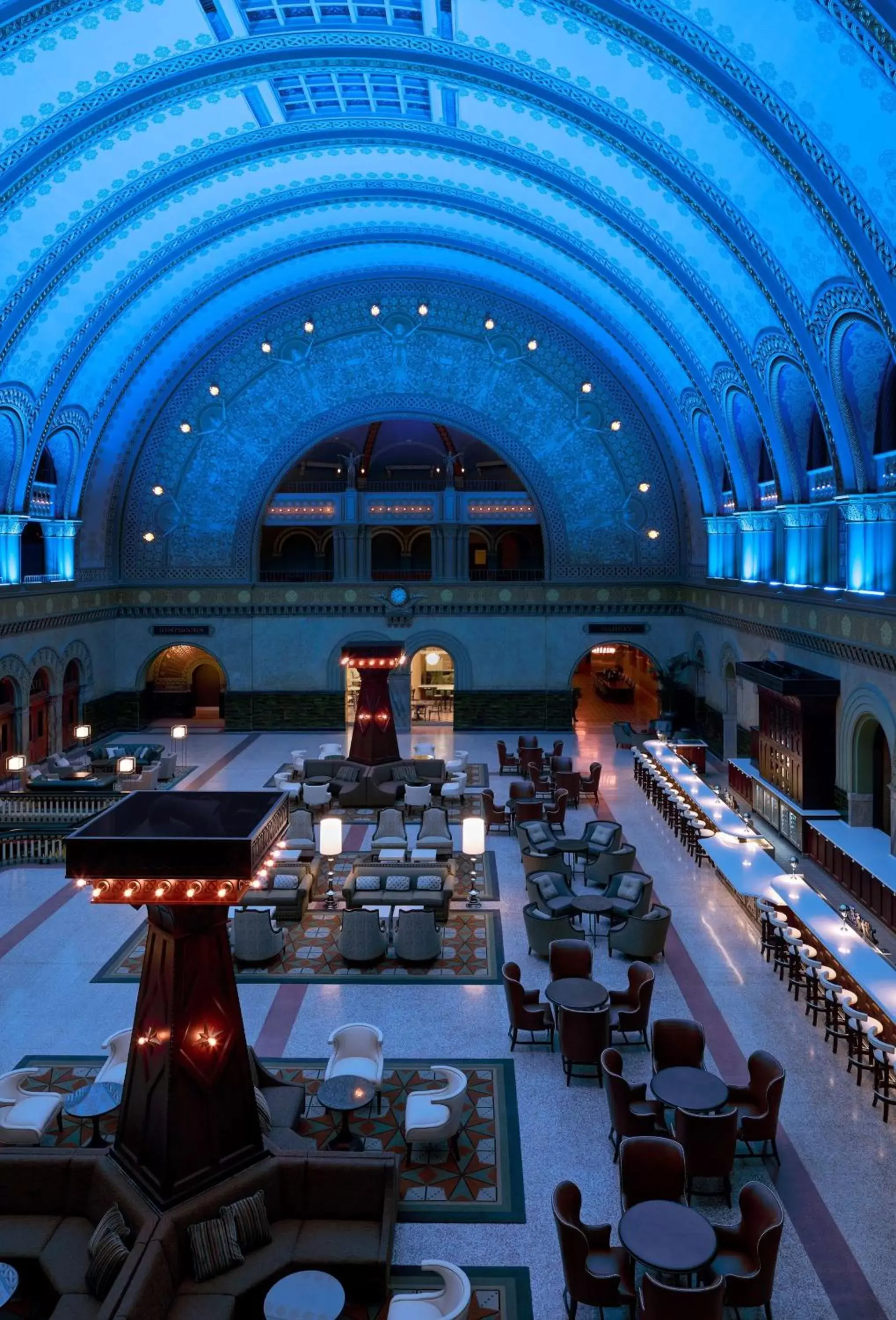 Lounge or bar in St. Louis Union Station Hotel, Curio Collection by Hilton