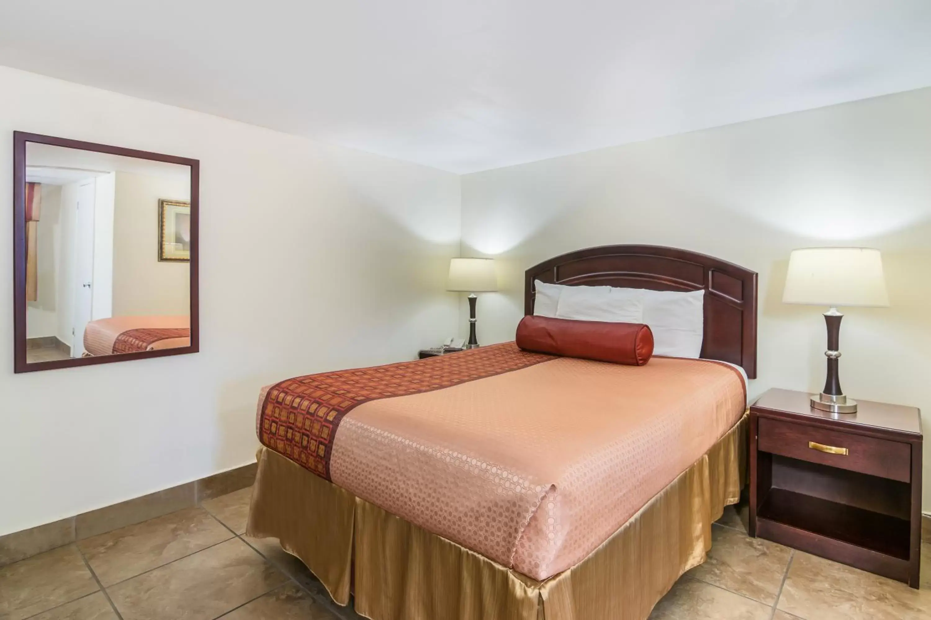 Bed in Rodeway Inn & Suites Weedsport NY