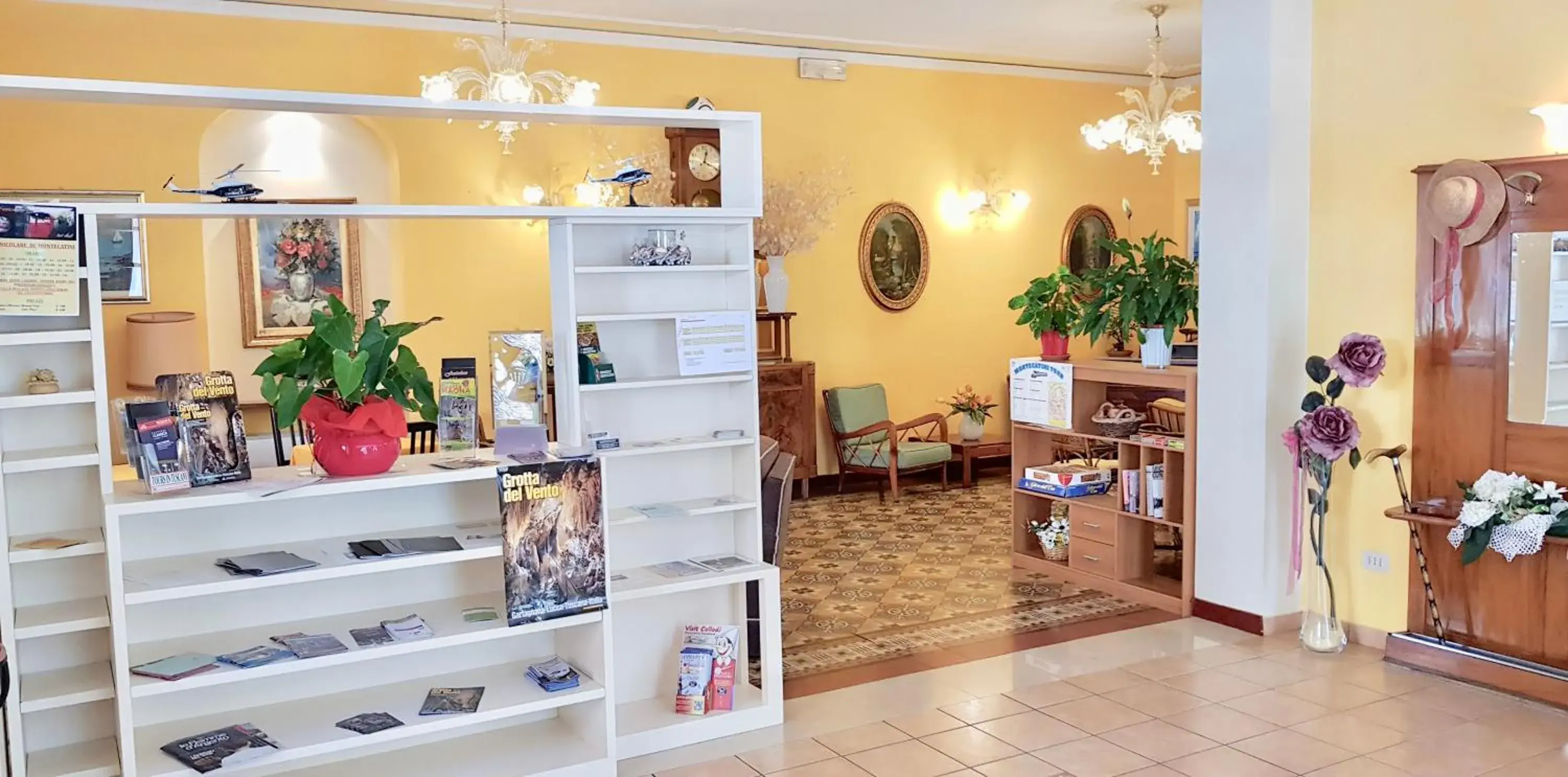 Communal lounge/ TV room in Albergo Natucci