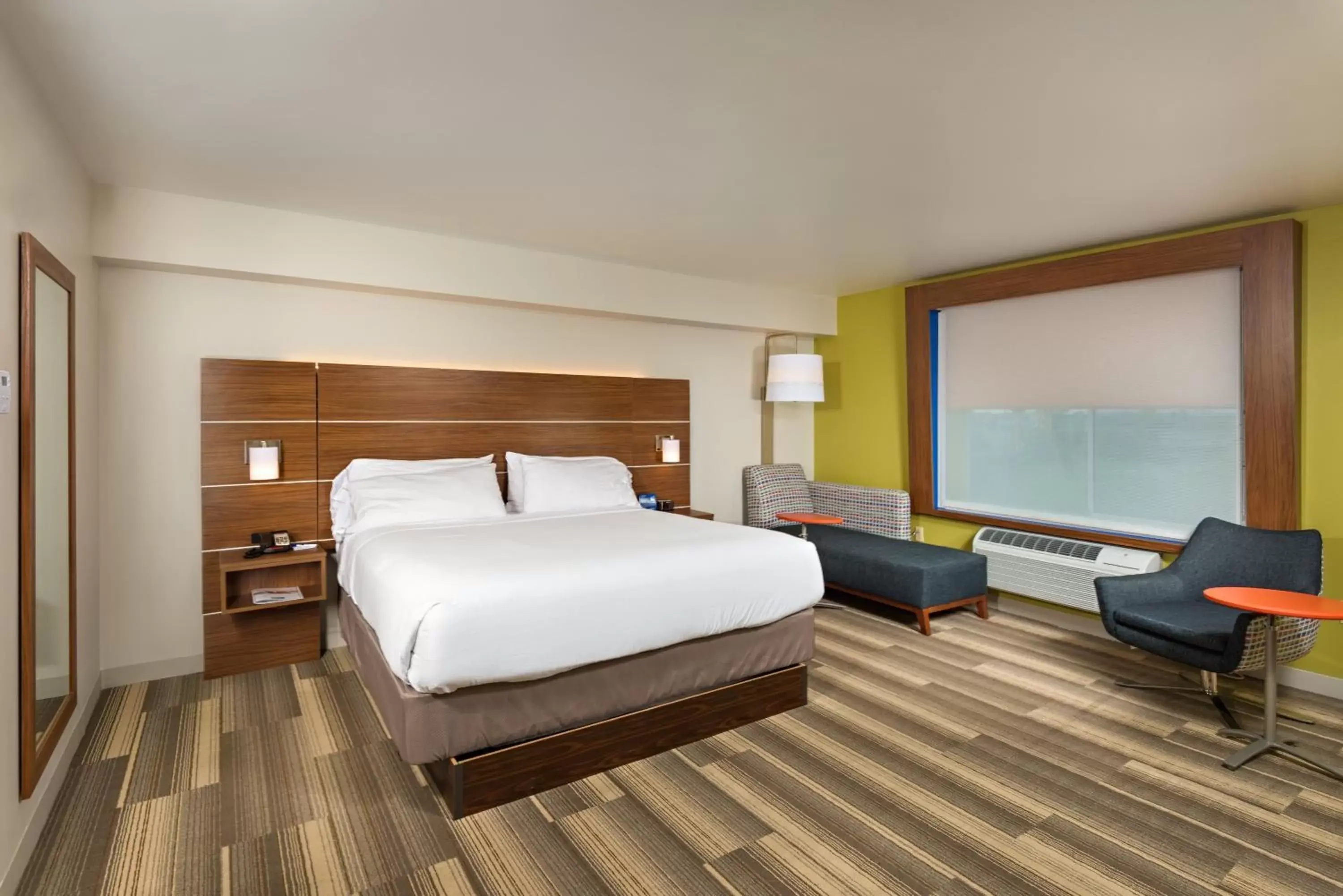 Photo of the whole room, Bed in Holiday Inn Express Peoria North - Glendale, an IHG Hotel