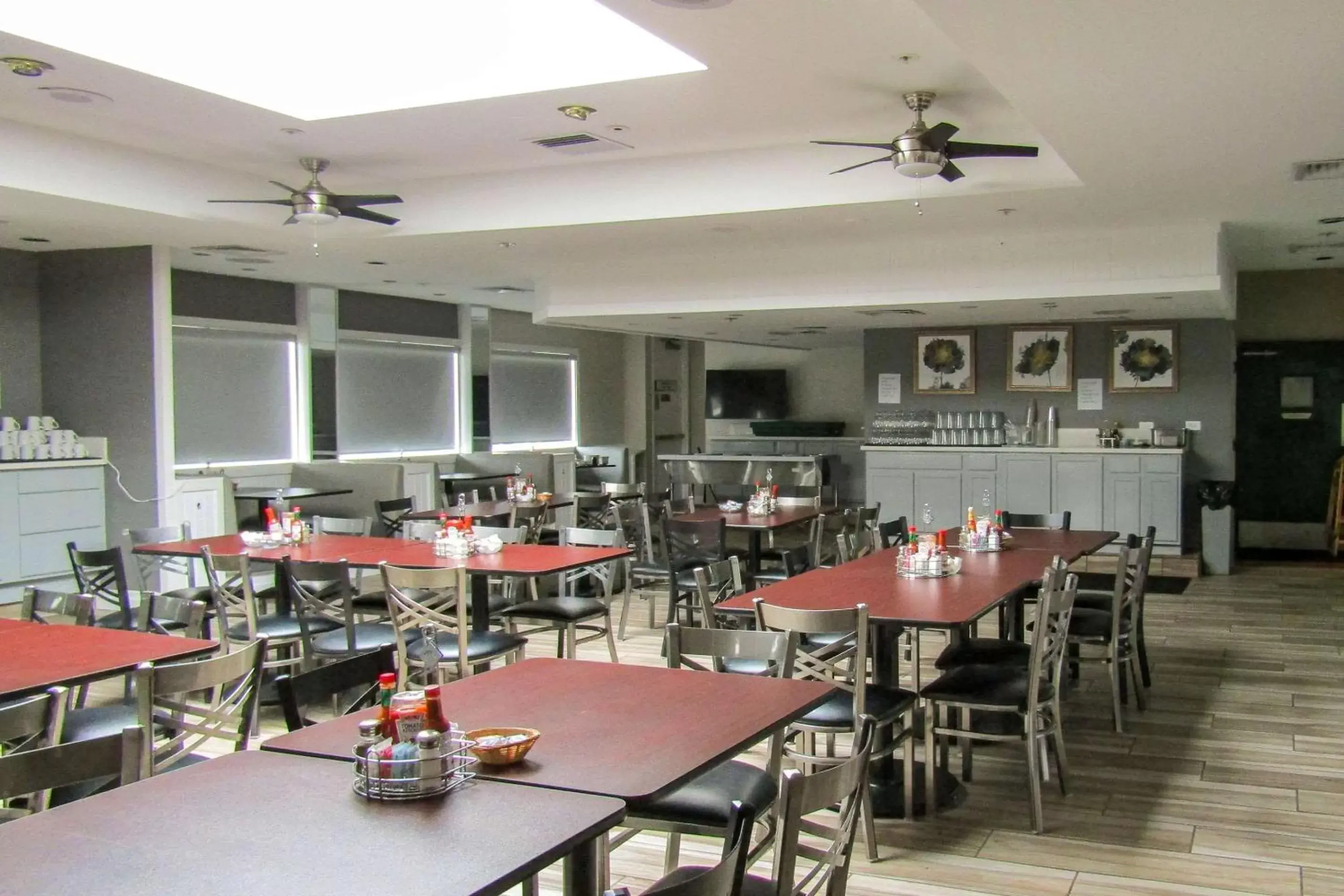 Restaurant/Places to Eat in Clarion Inn Ridgecrest