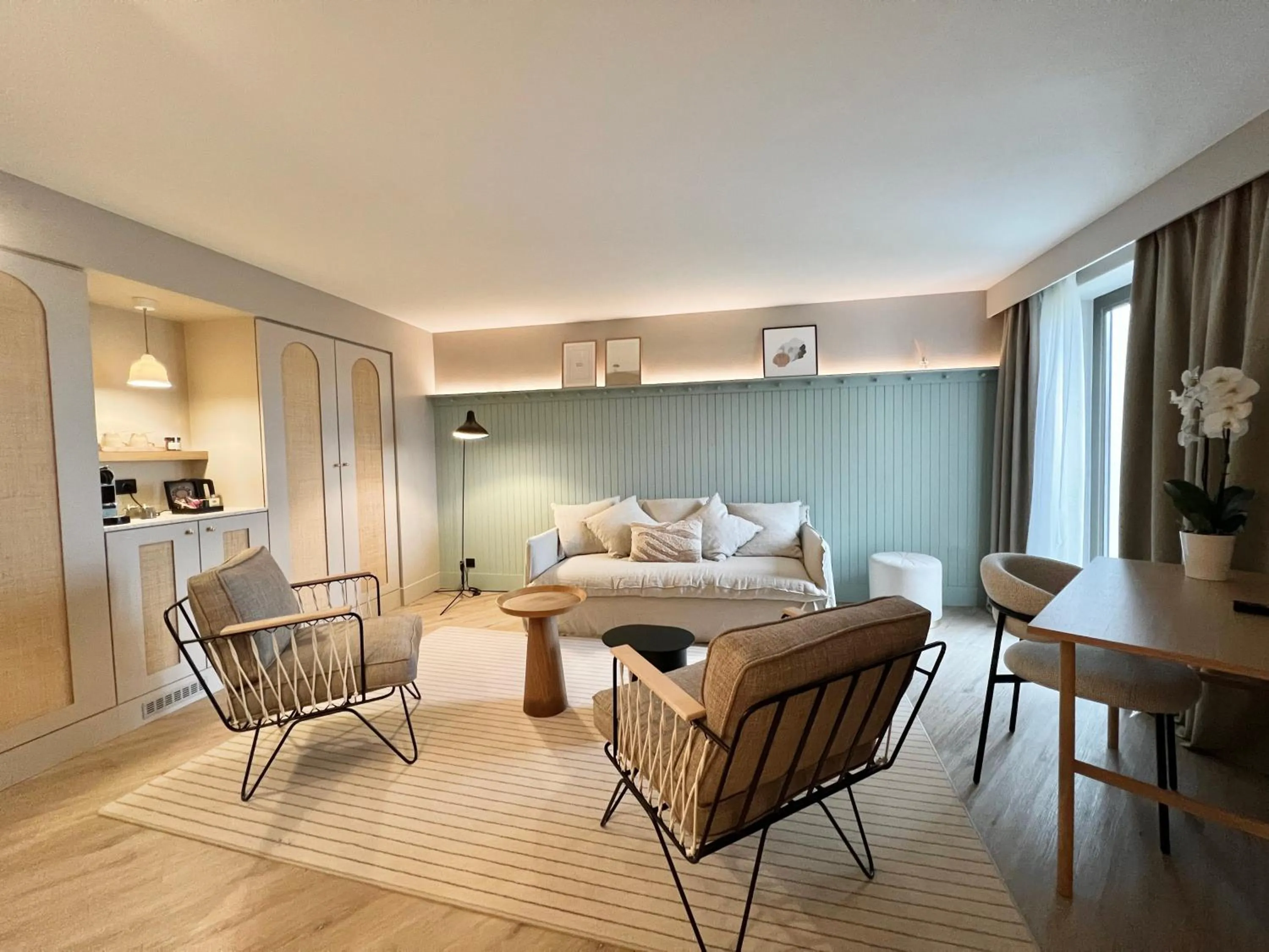 Living room, Bed in Emeria Dinard Thalasso Spa