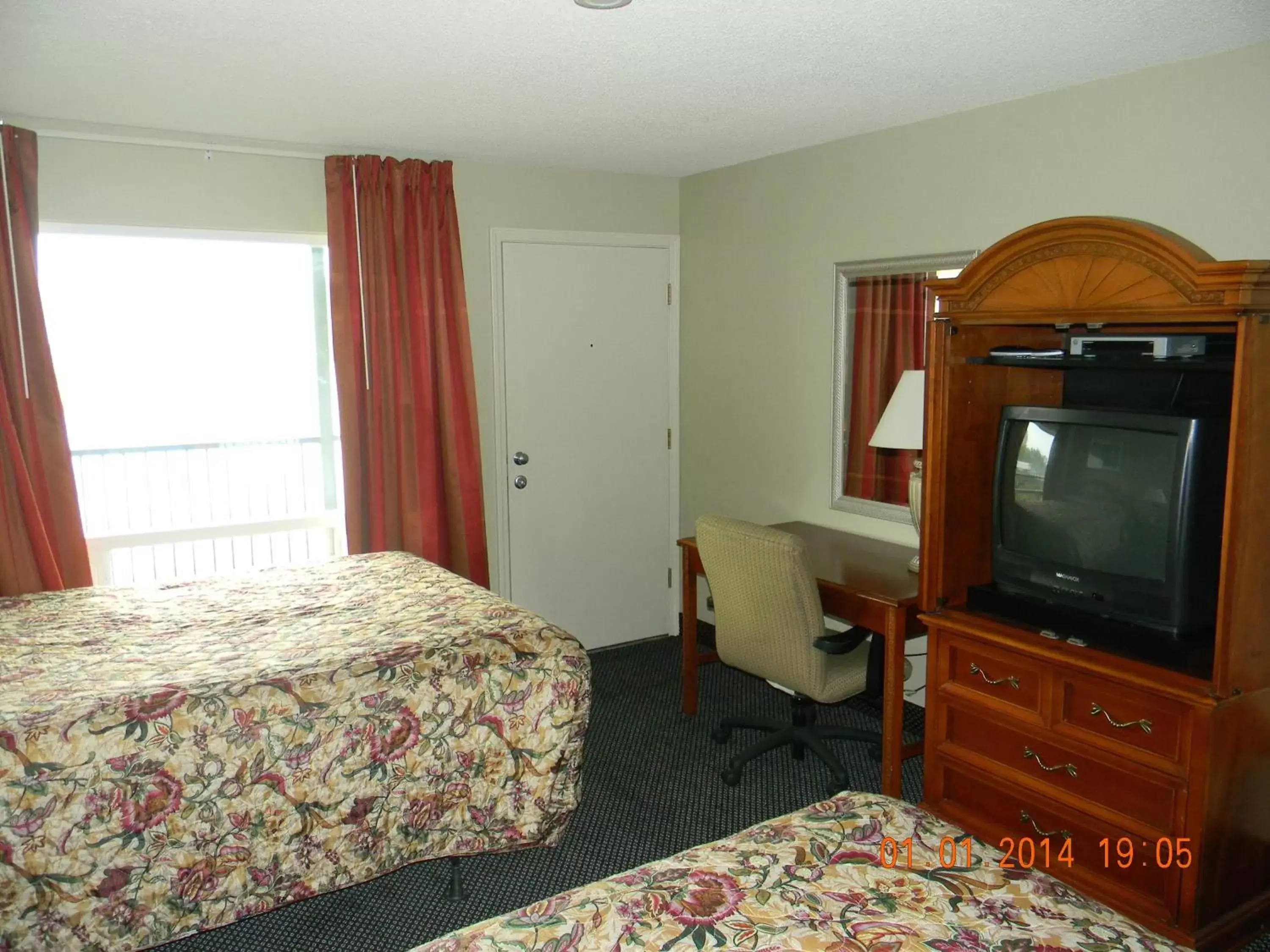TV and multimedia, Bed in Lakeview Inn Centralia