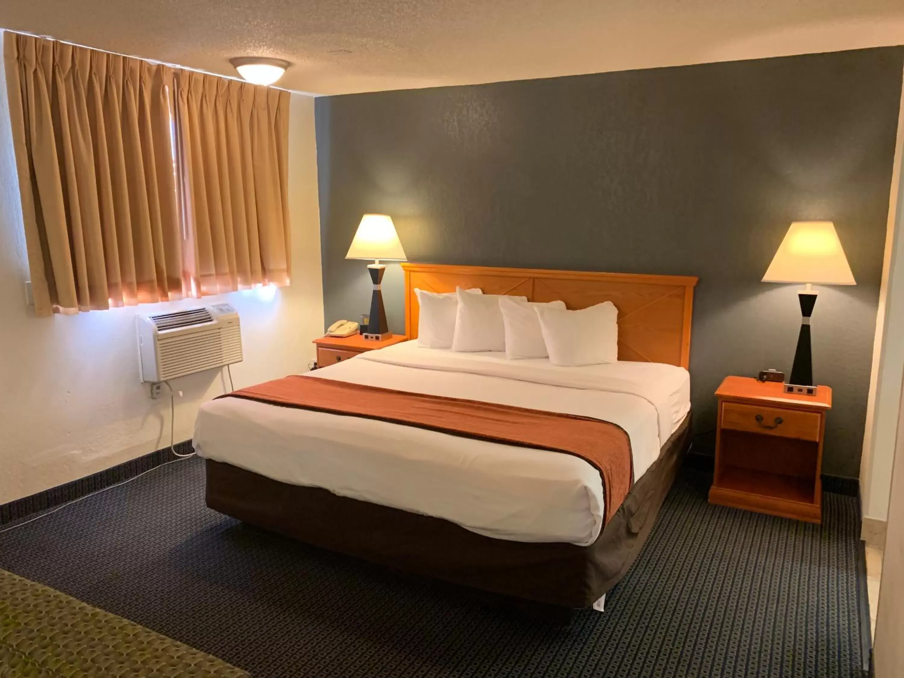 King Suite - Non-Smoking in Econo Lodge Inn & Suites Clinton