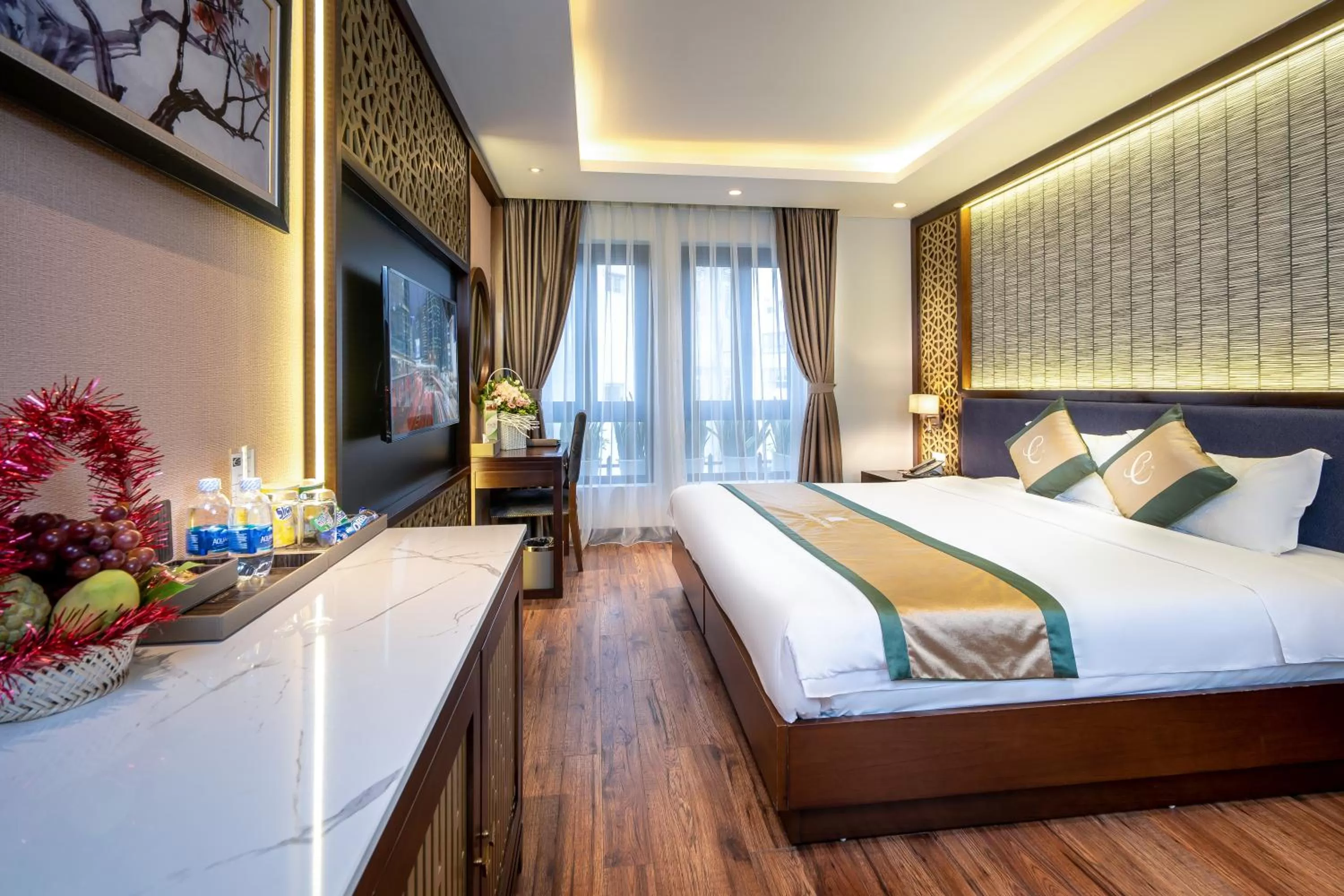 Photo of the whole room, Bed in Conifer Grand Hotel