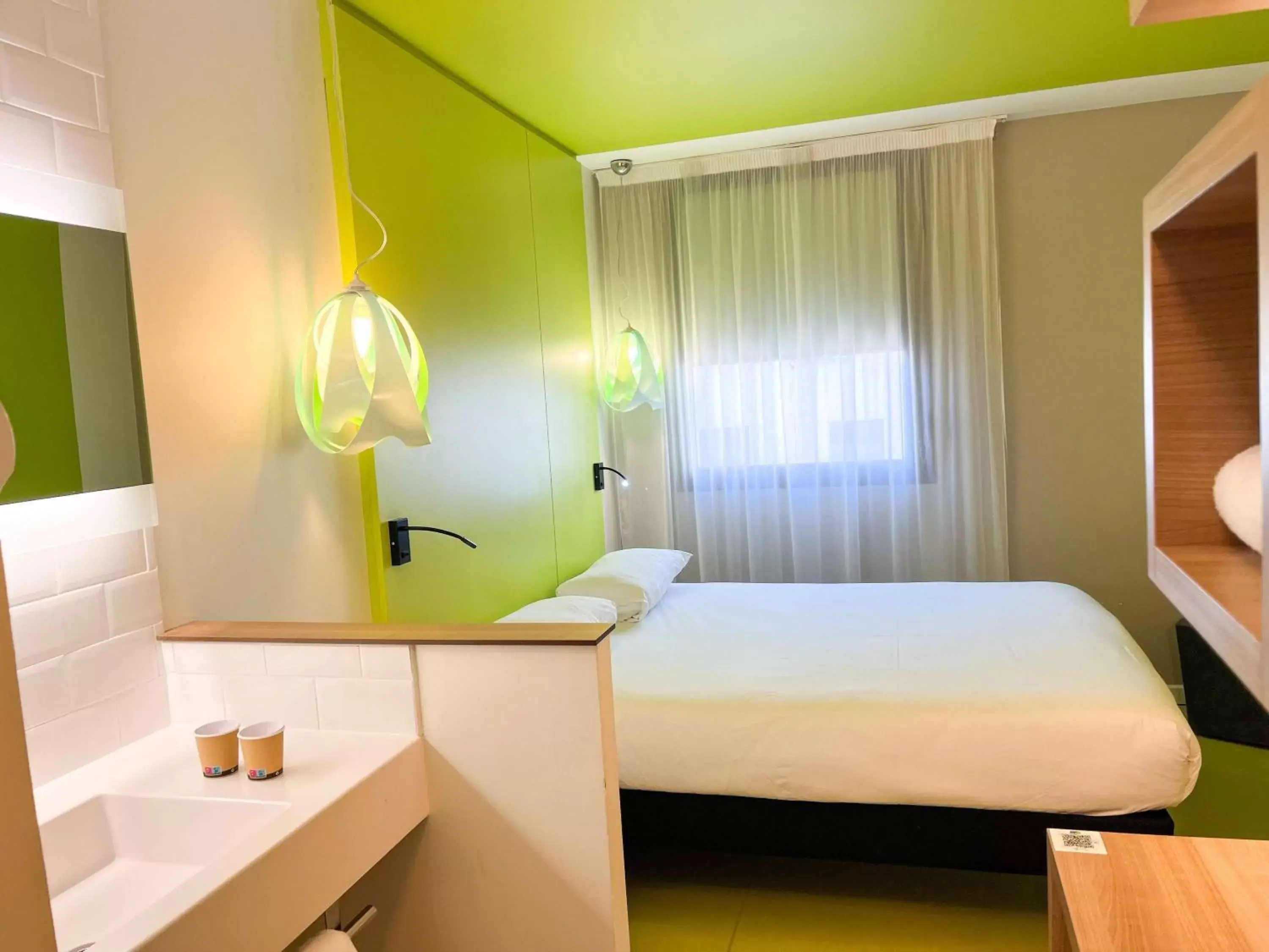 Bathroom, Bed in ibis Styles Nimes Gare Centre