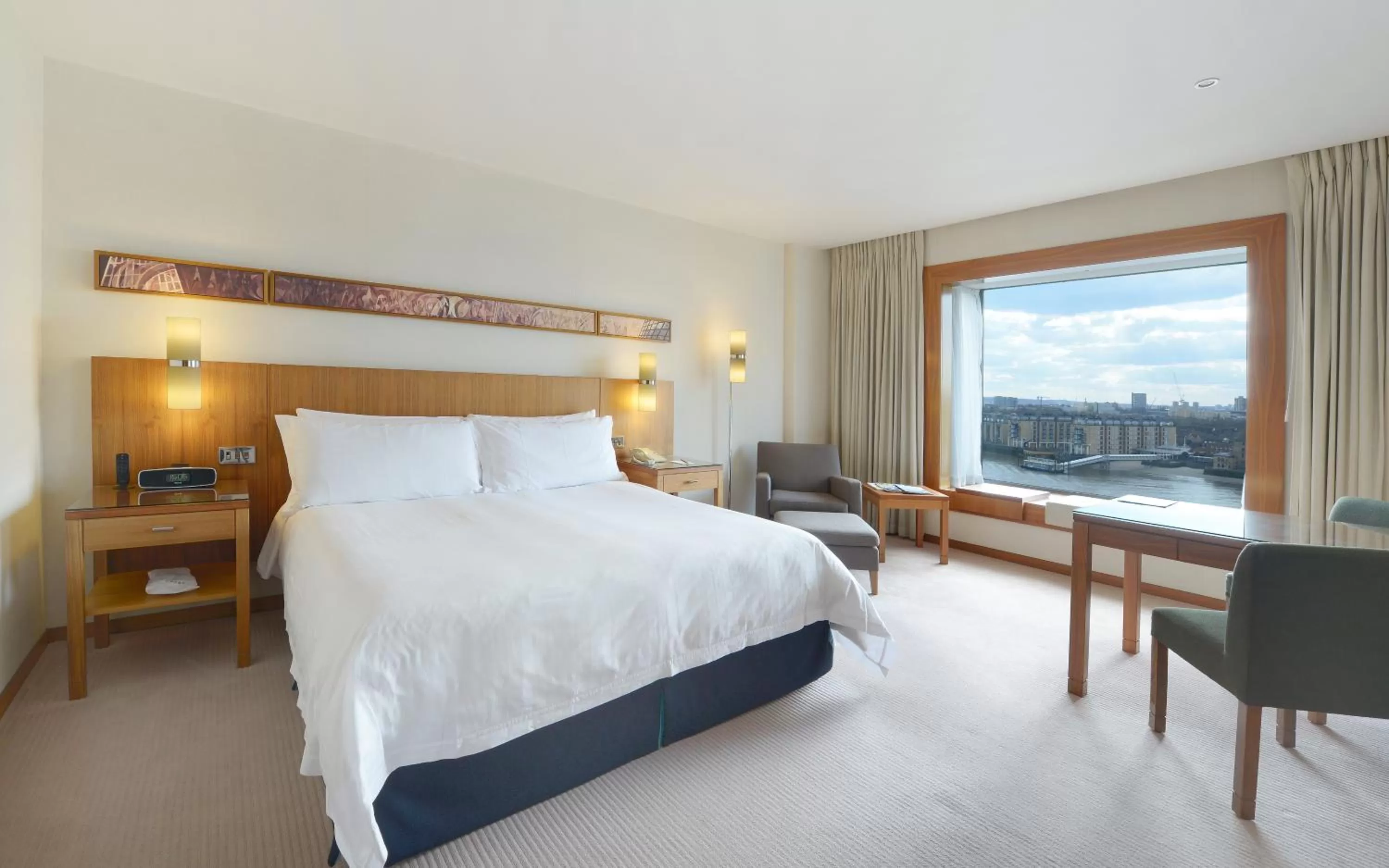 Seating area, Bed in Canary Riverside Plaza Hotel