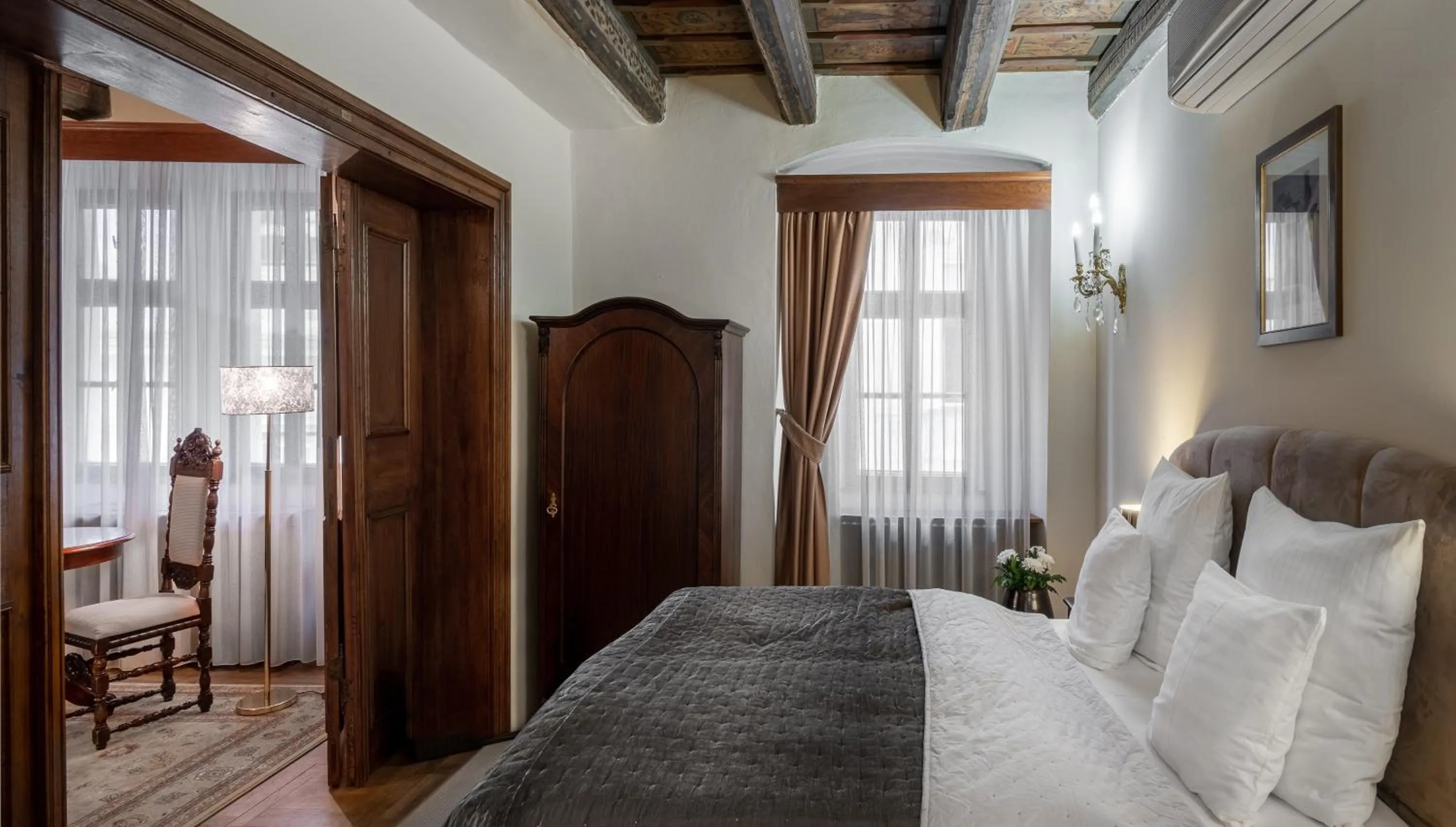 Bed in Aurus by Adrez