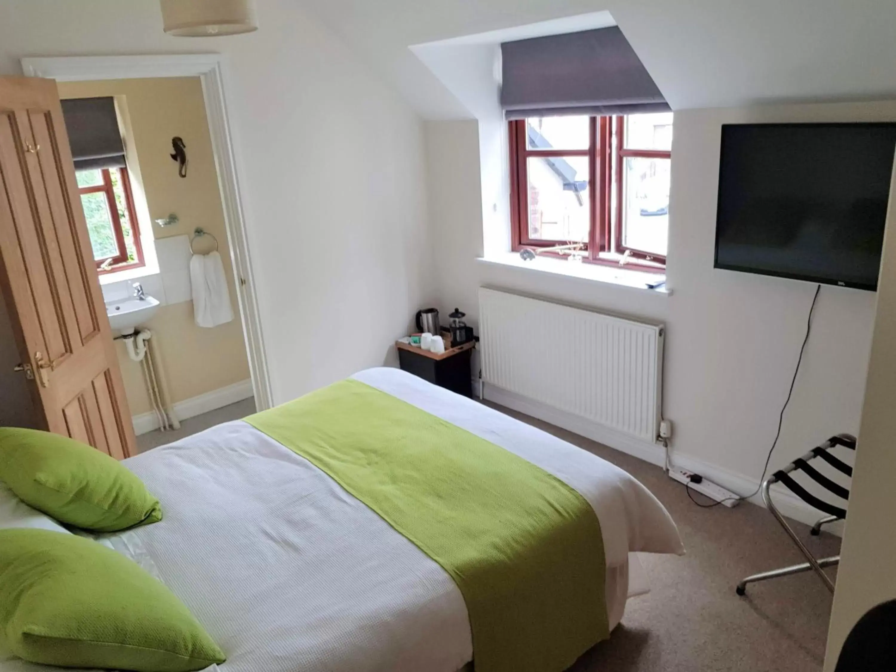 Bathroom, Bed in Mill Lodge-Brecon Beacons