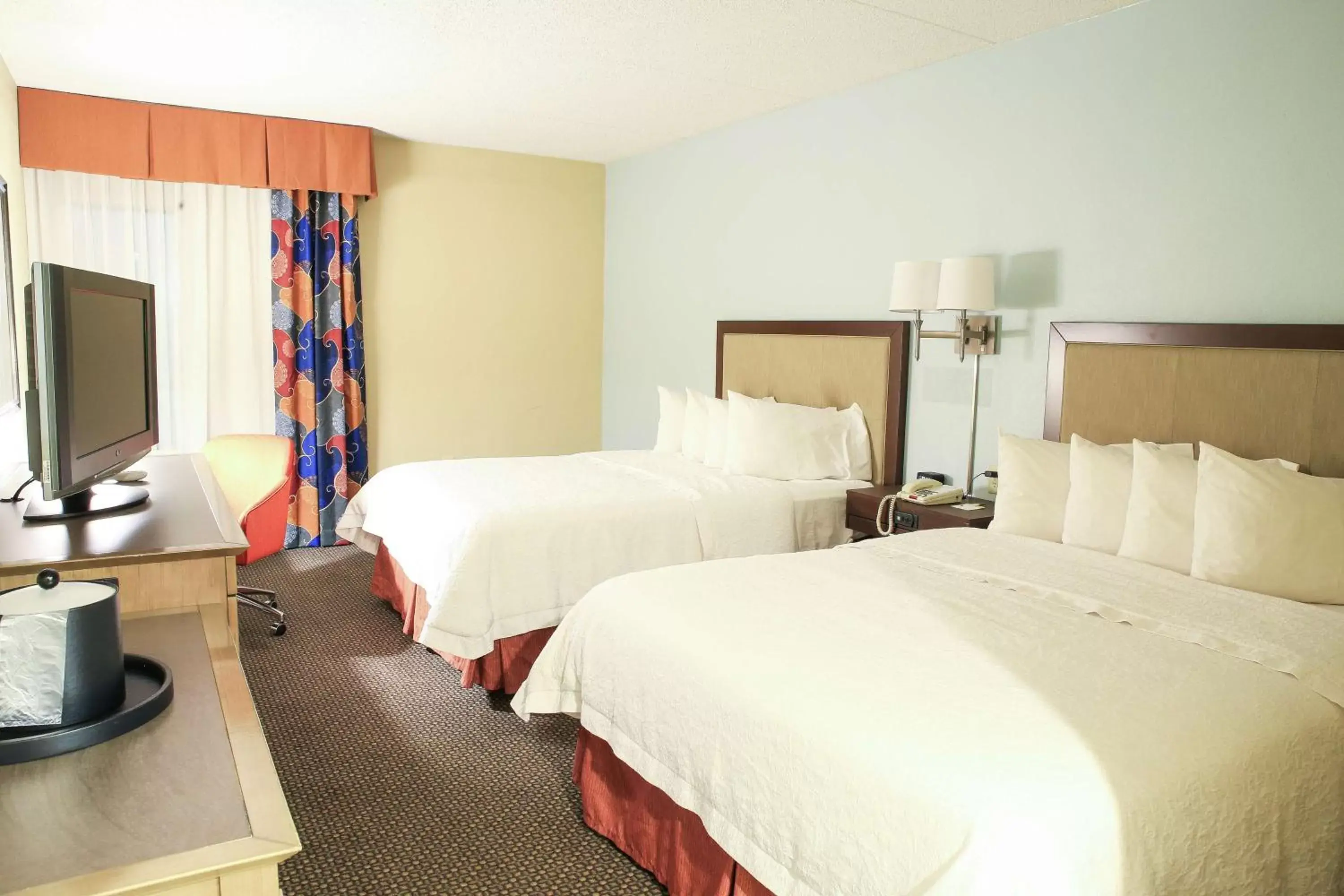 Bedroom, Bed in Hampton Inn Bordentown