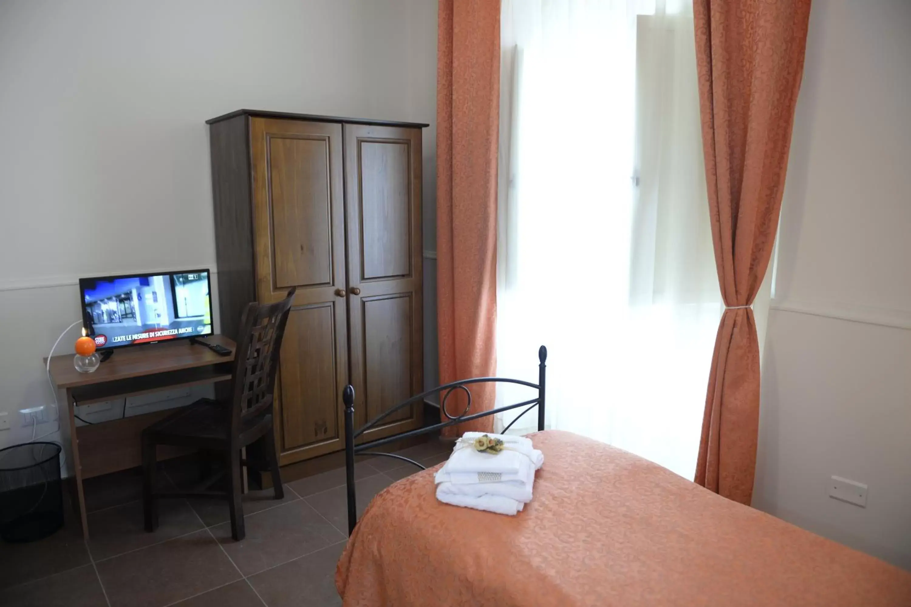 Bed, TV/Entertainment Center in B&B San Leonardo