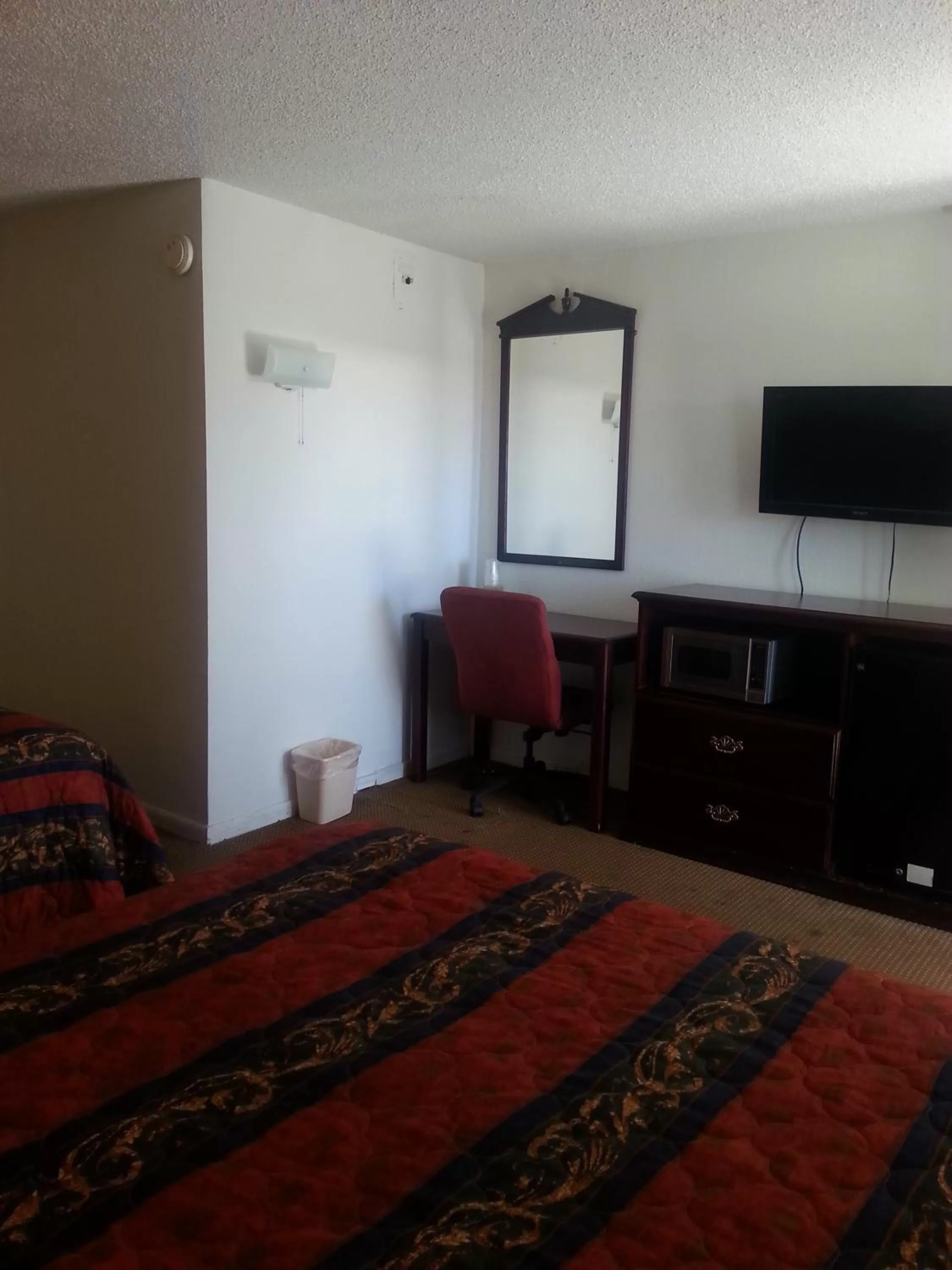Photo of the whole room, Bed in Budget Inn