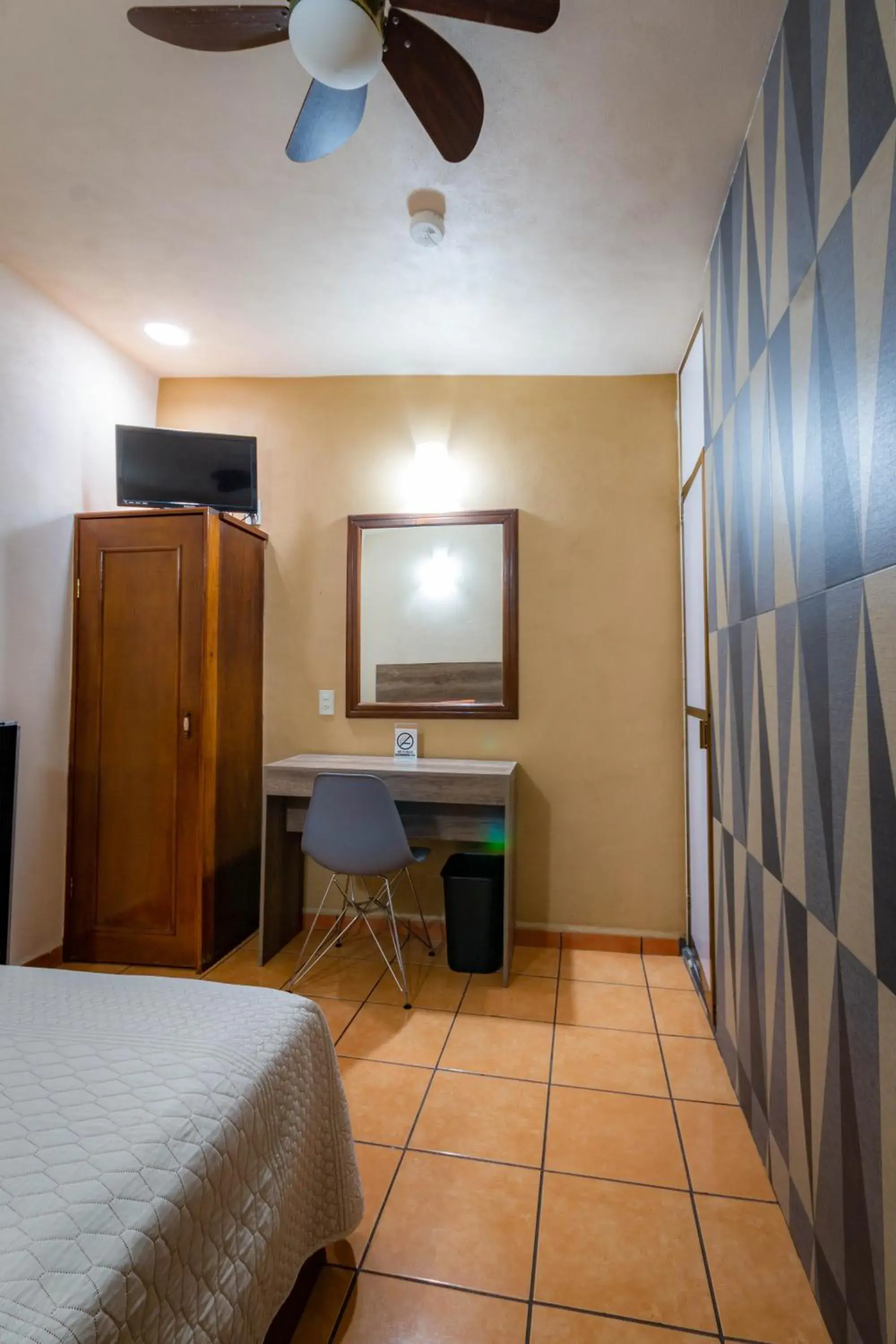 Bedroom, TV/Entertainment Center in Hotel Estefania