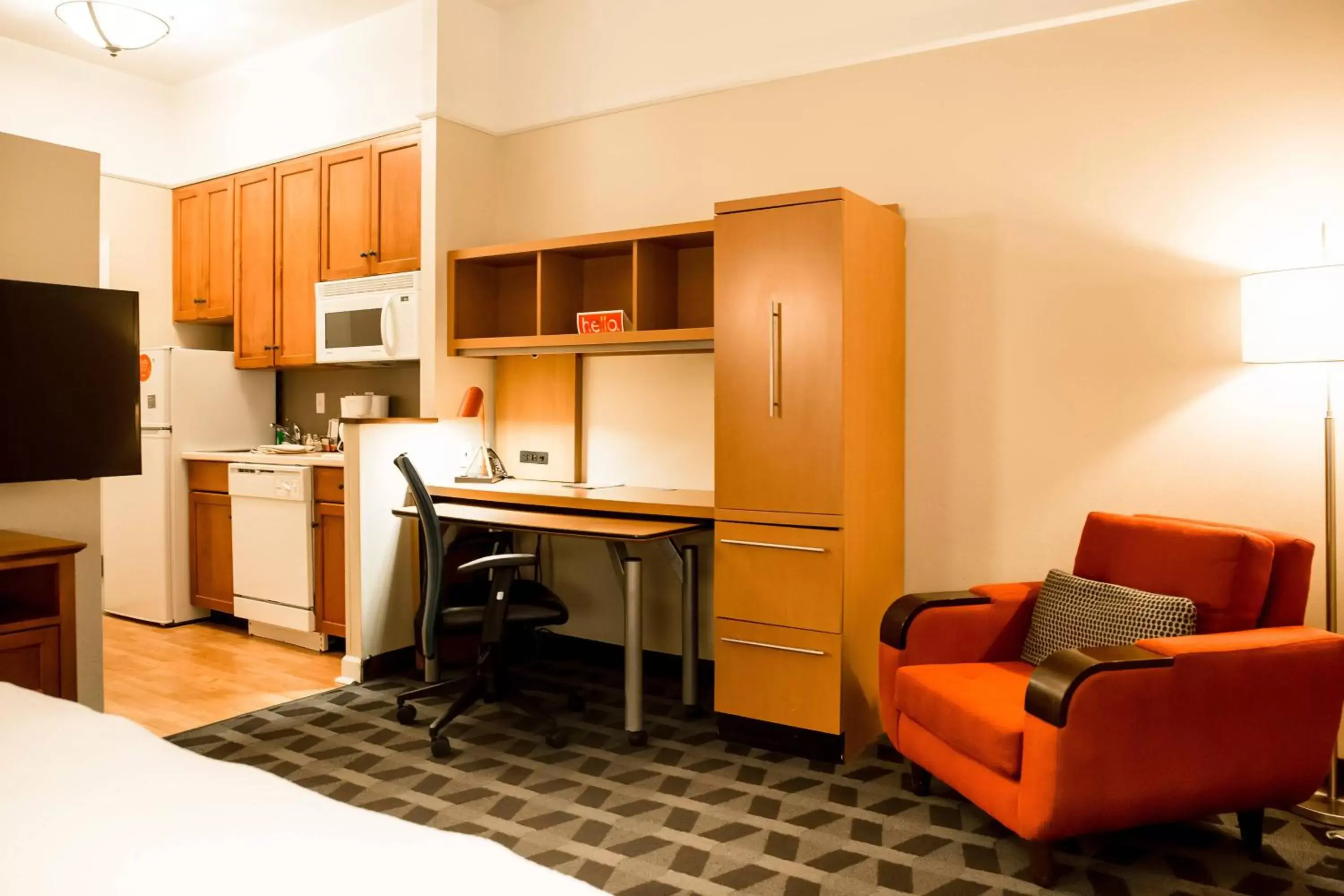 Living room, Kitchen/Kitchenette in TownePlace Suites Fredericksburg