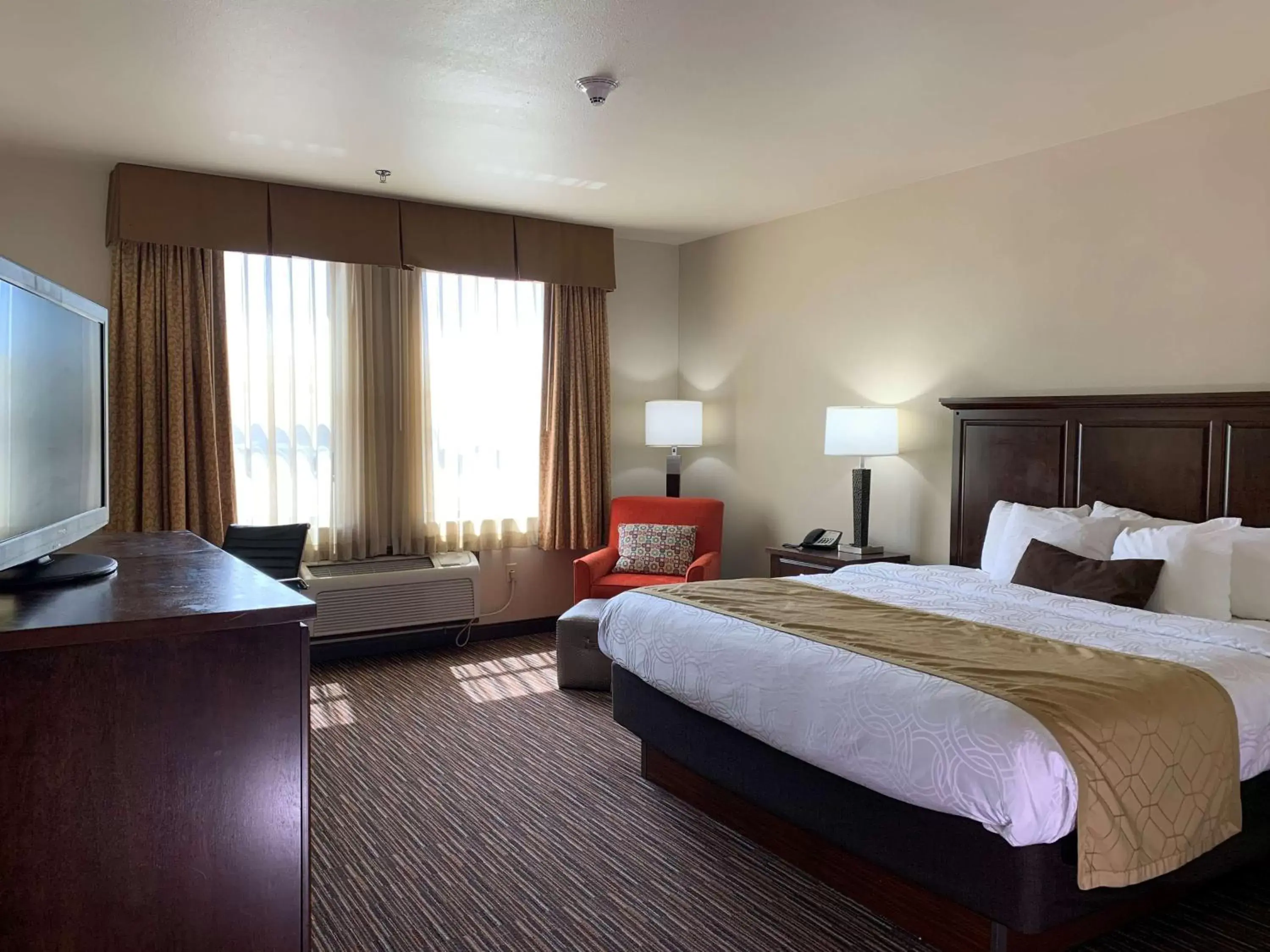 Photo of the whole room, Bed in Radisson Hotel River Falls