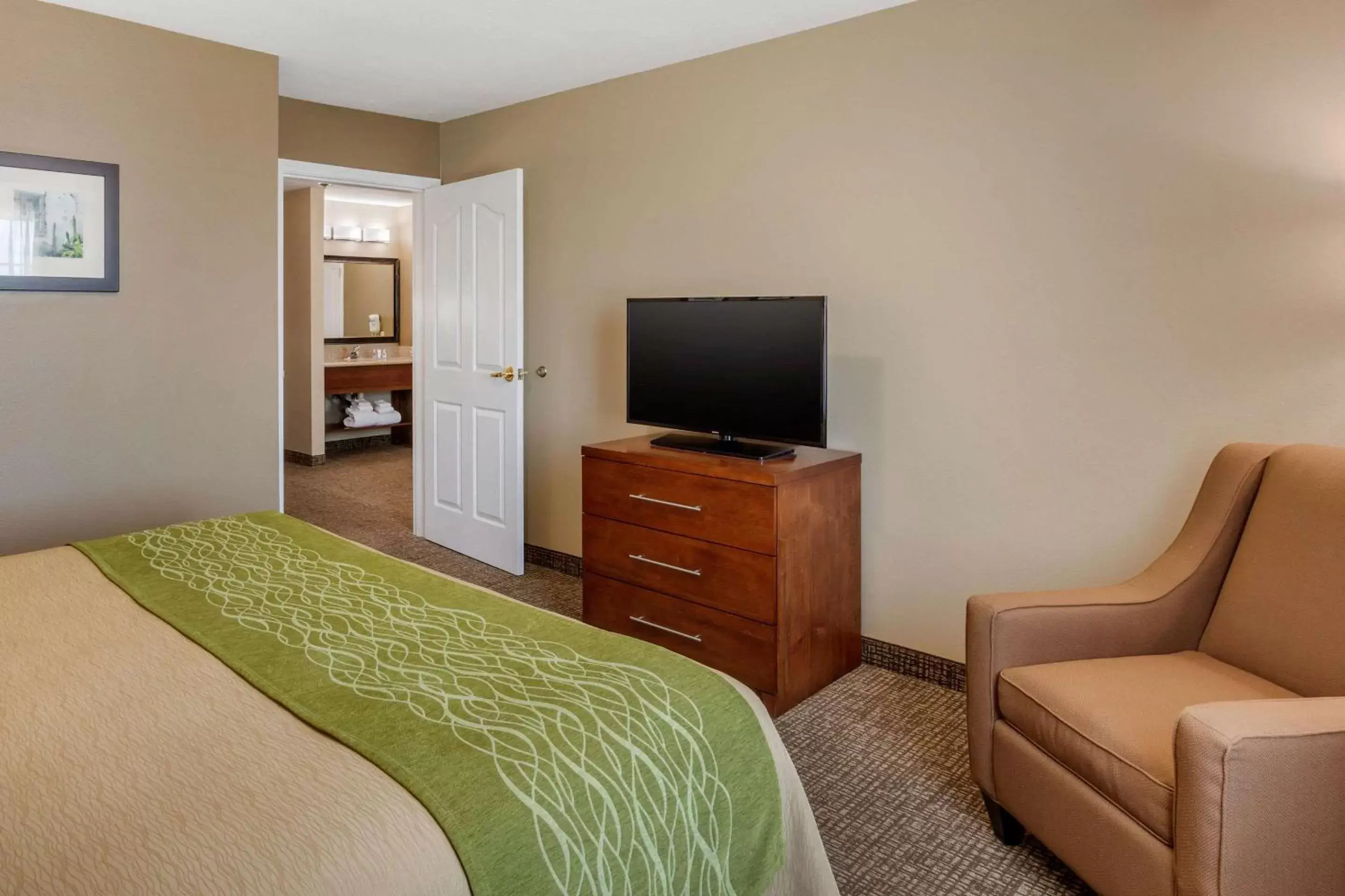 Photo of the whole room, TV/Entertainment Center in Comfort Inn & Suites El Centro I-8