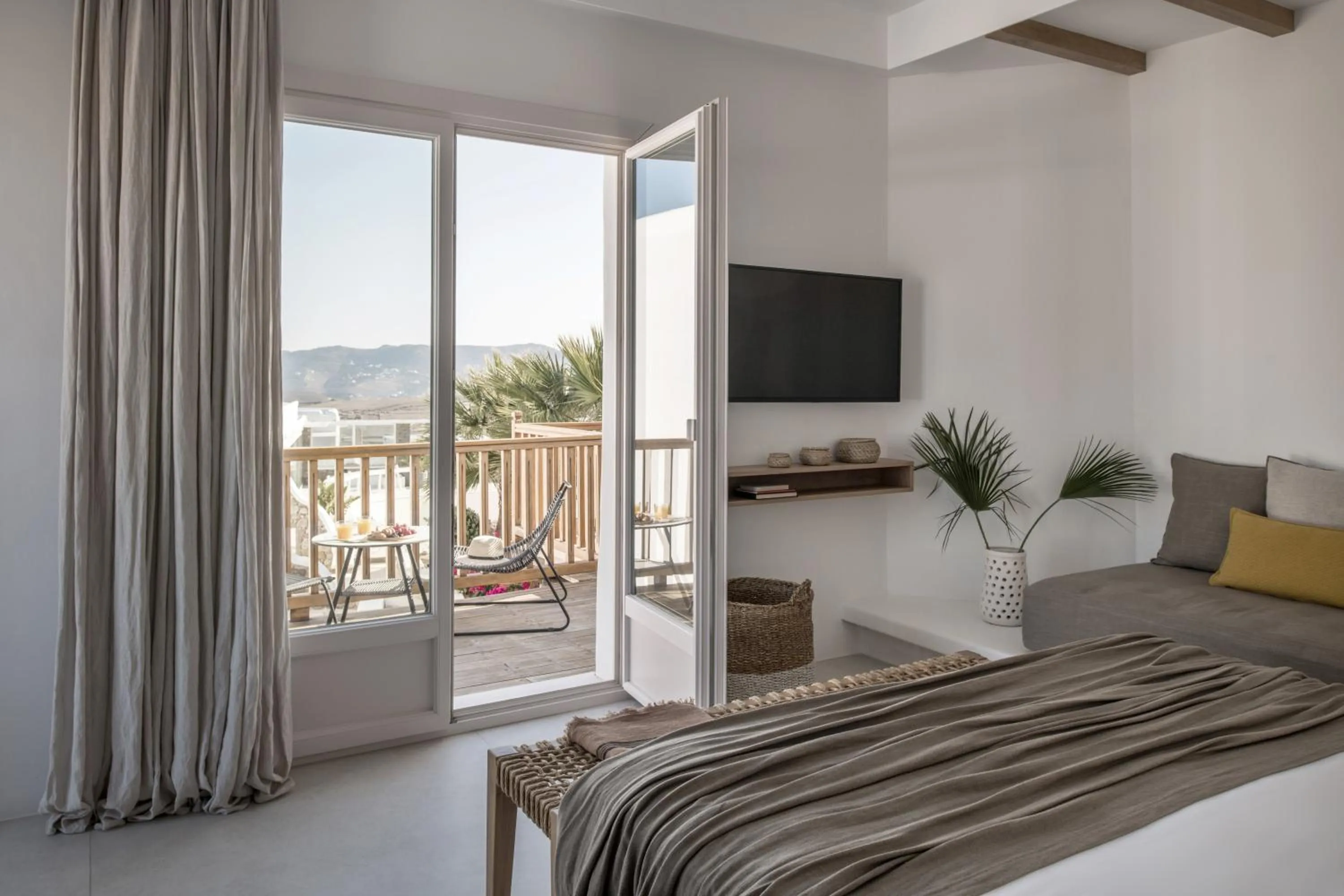 TV and multimedia, Bed in A Hotel Mykonos