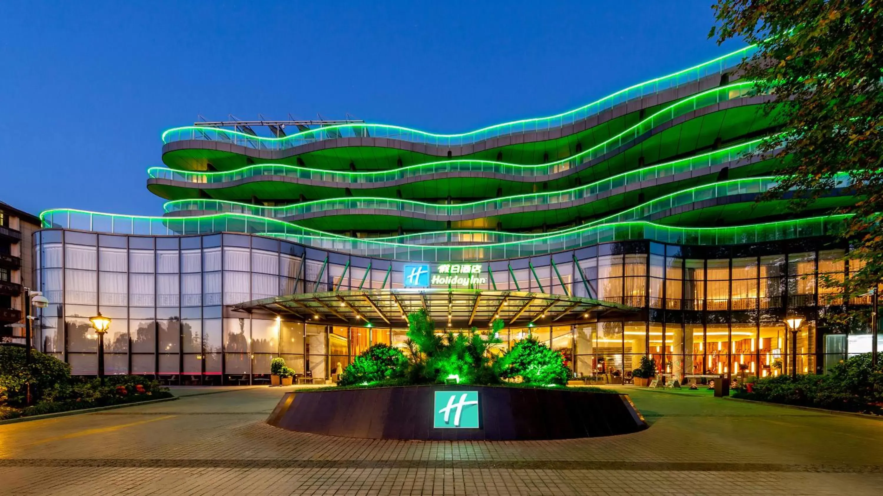 Property building in Holiday Inn Nanjing Xuanwu Lake by IHG Property building in Holiday Inn Nanjing Xuanwu Lake by IHG