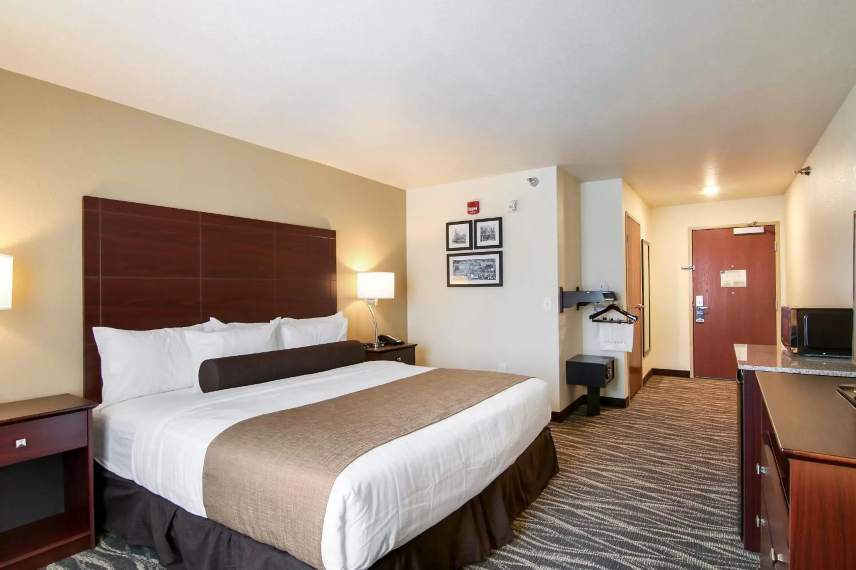 Bed in Cobblestone Inn & Suites - Menomonie/UW-Stout