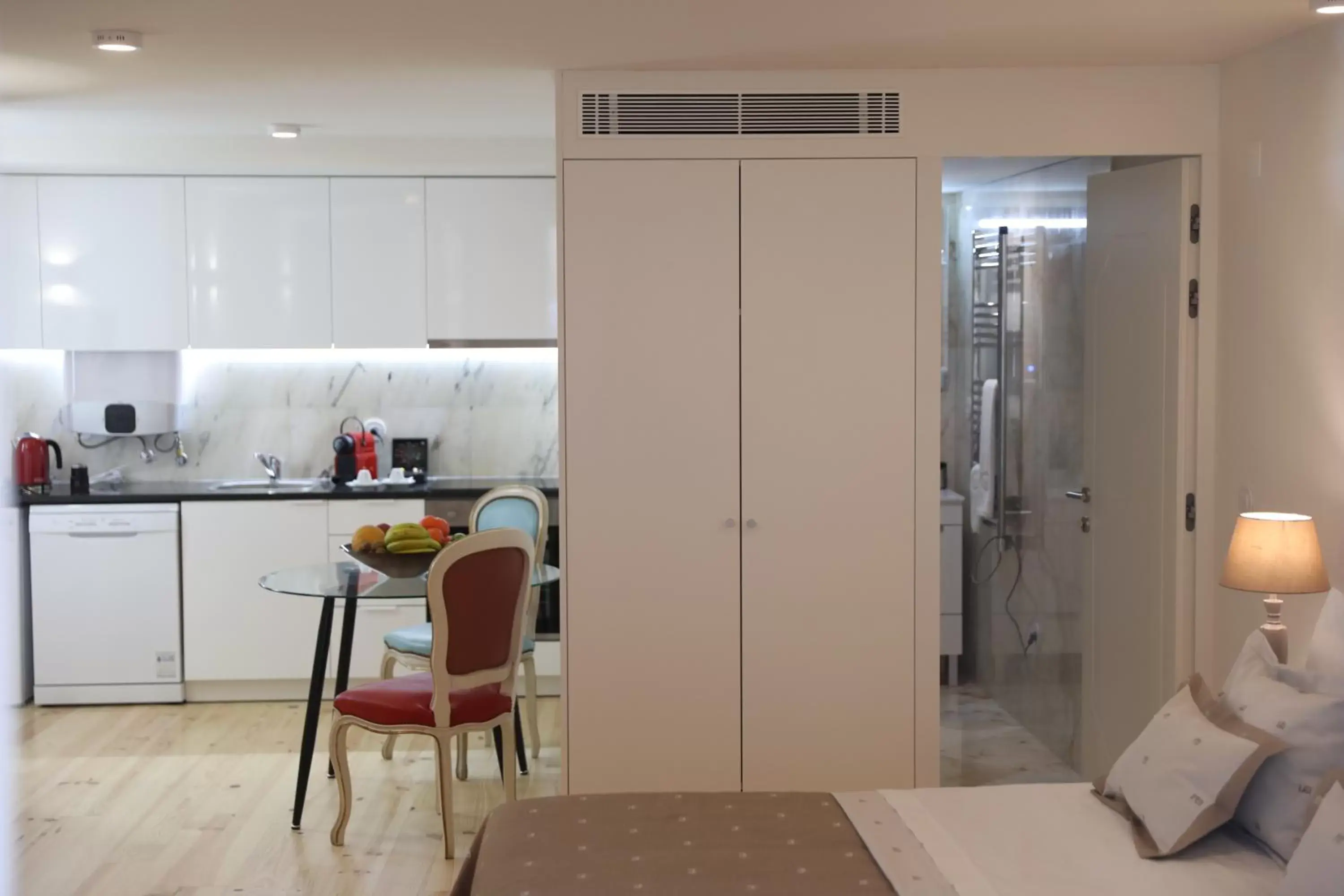 Shower, Kitchen/Kitchenette in TM Luxury Apartments Lisbon