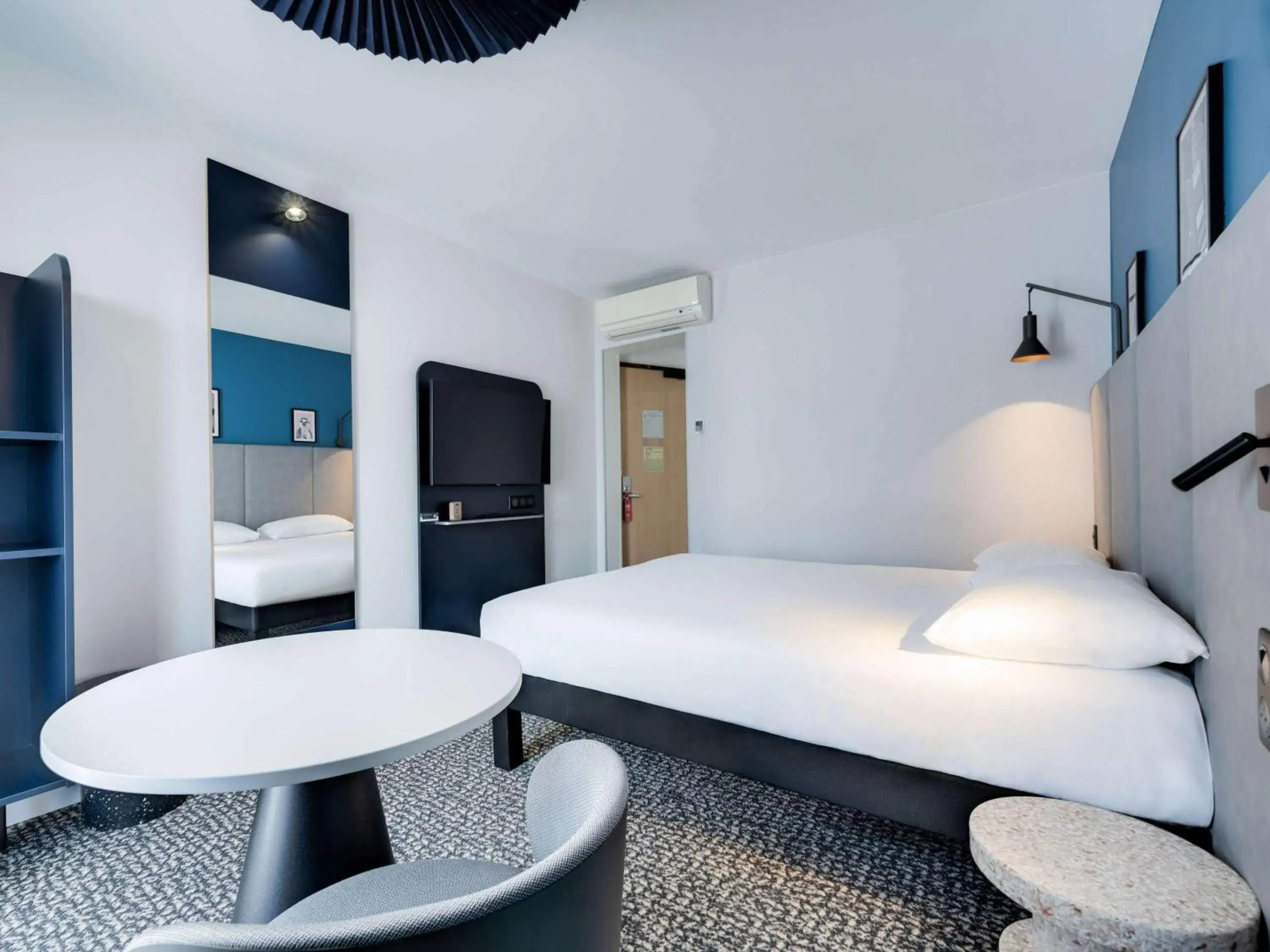 Bedroom in Hotel ibis Paris Pere Lachaise
