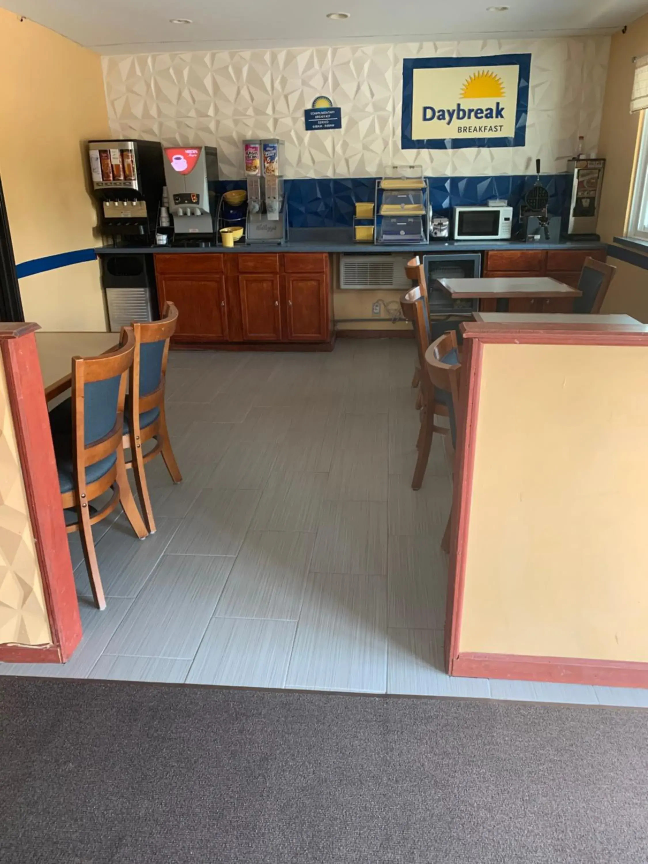 Dining area, Kitchen/Kitchenette in Days Inn by Wyndham Greenwood SC