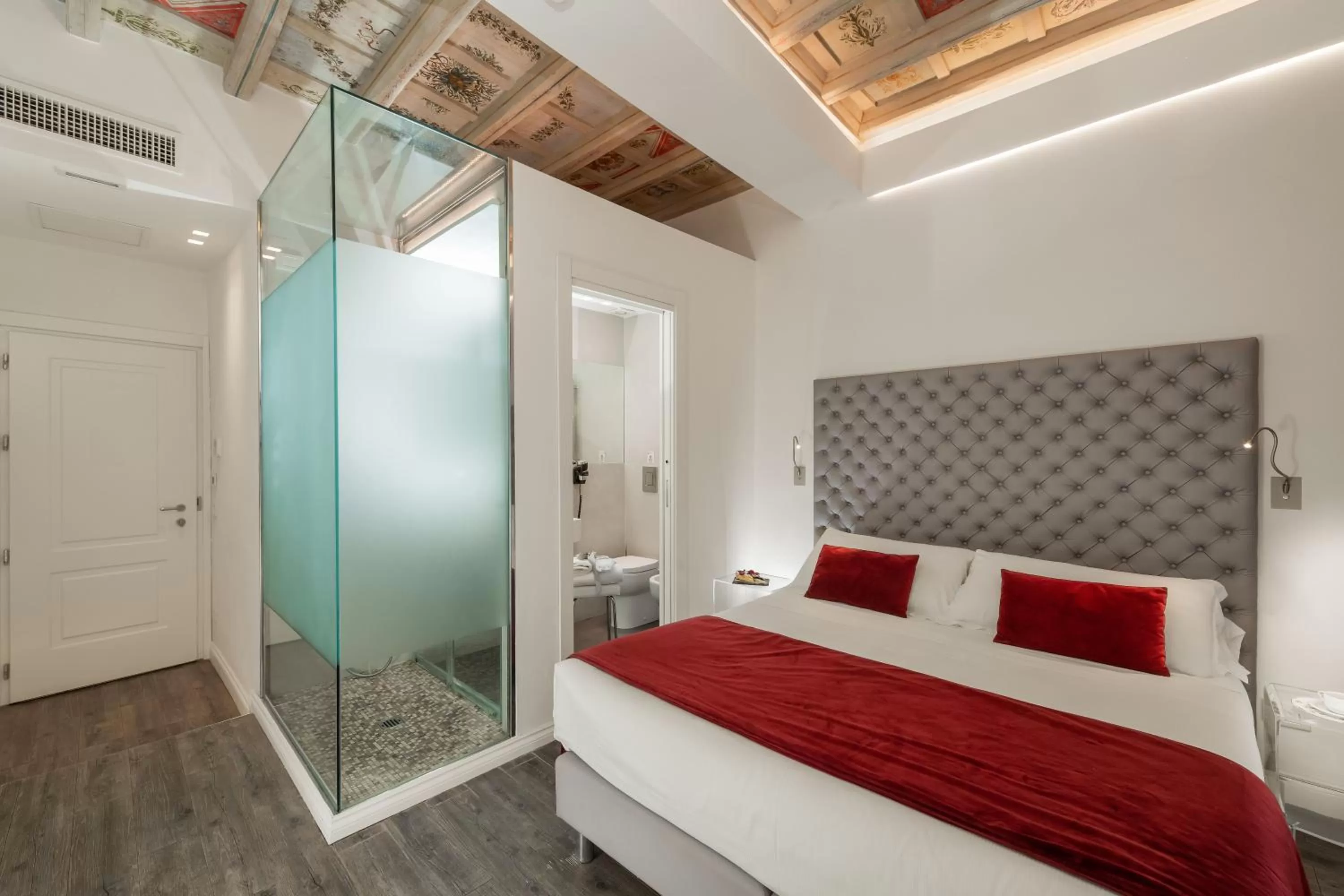 Shower, Bed in Hotel Navona