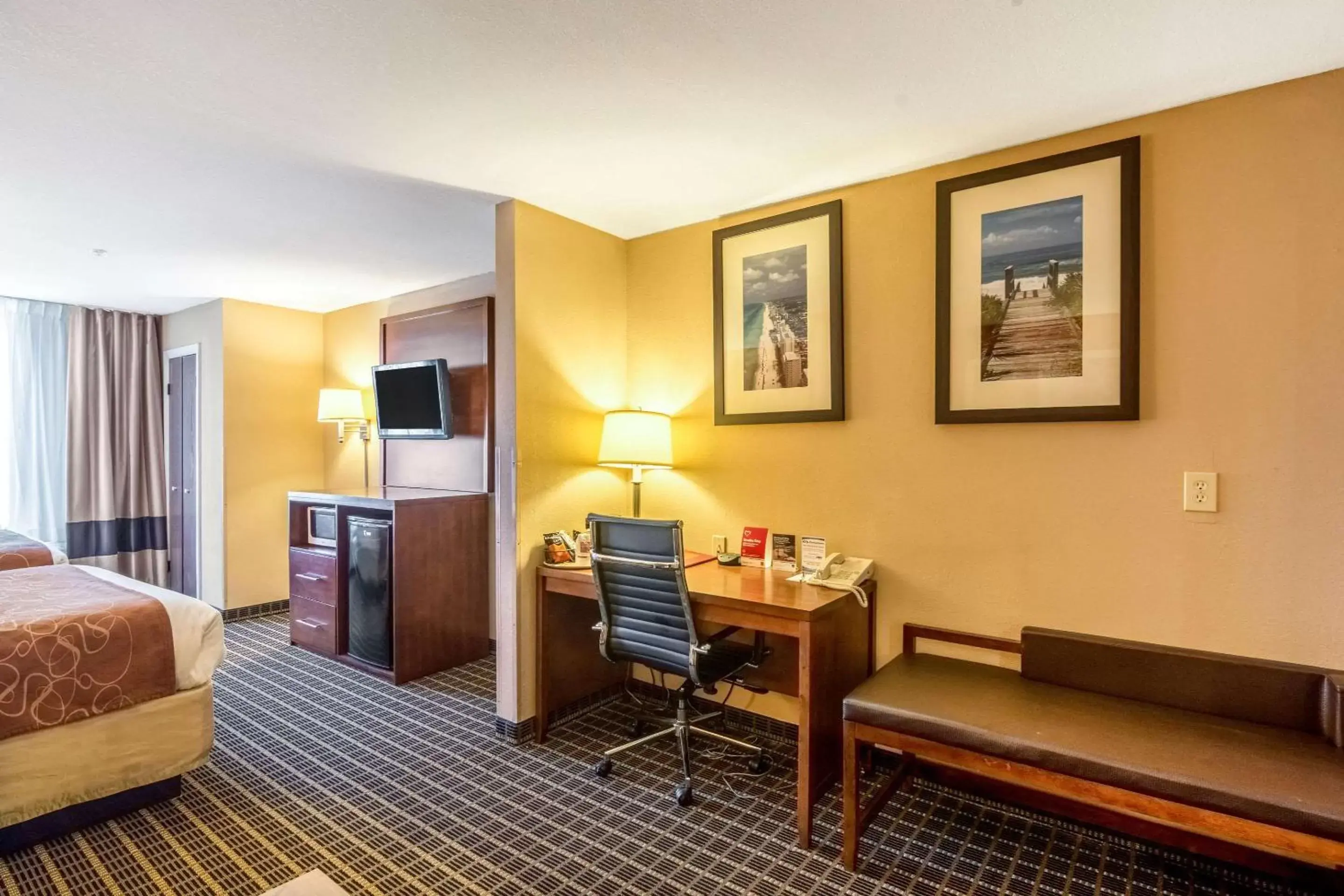 Bedroom, TV/Entertainment Center in Comfort Suites