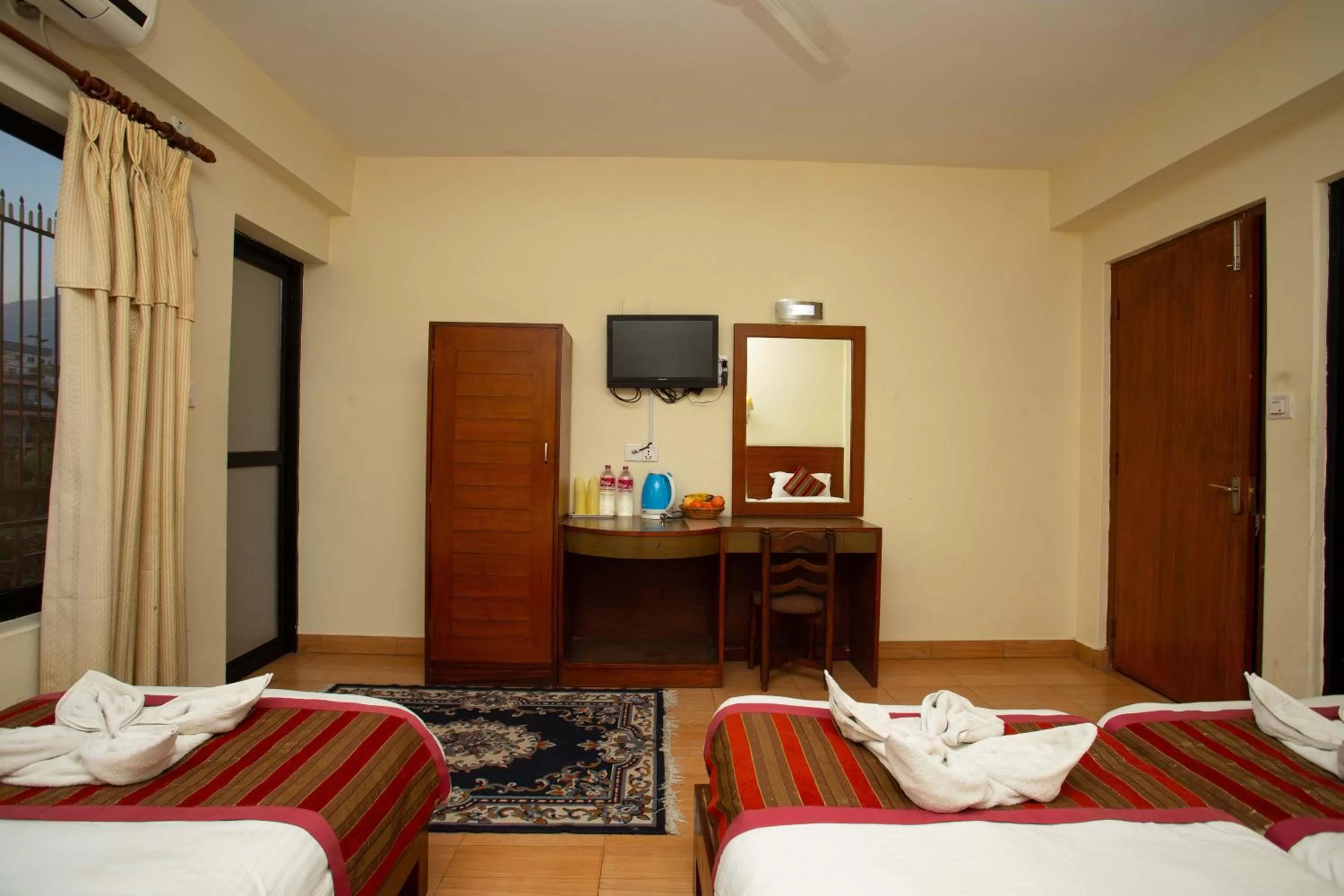 Living room, Bed in Hotel Orchid