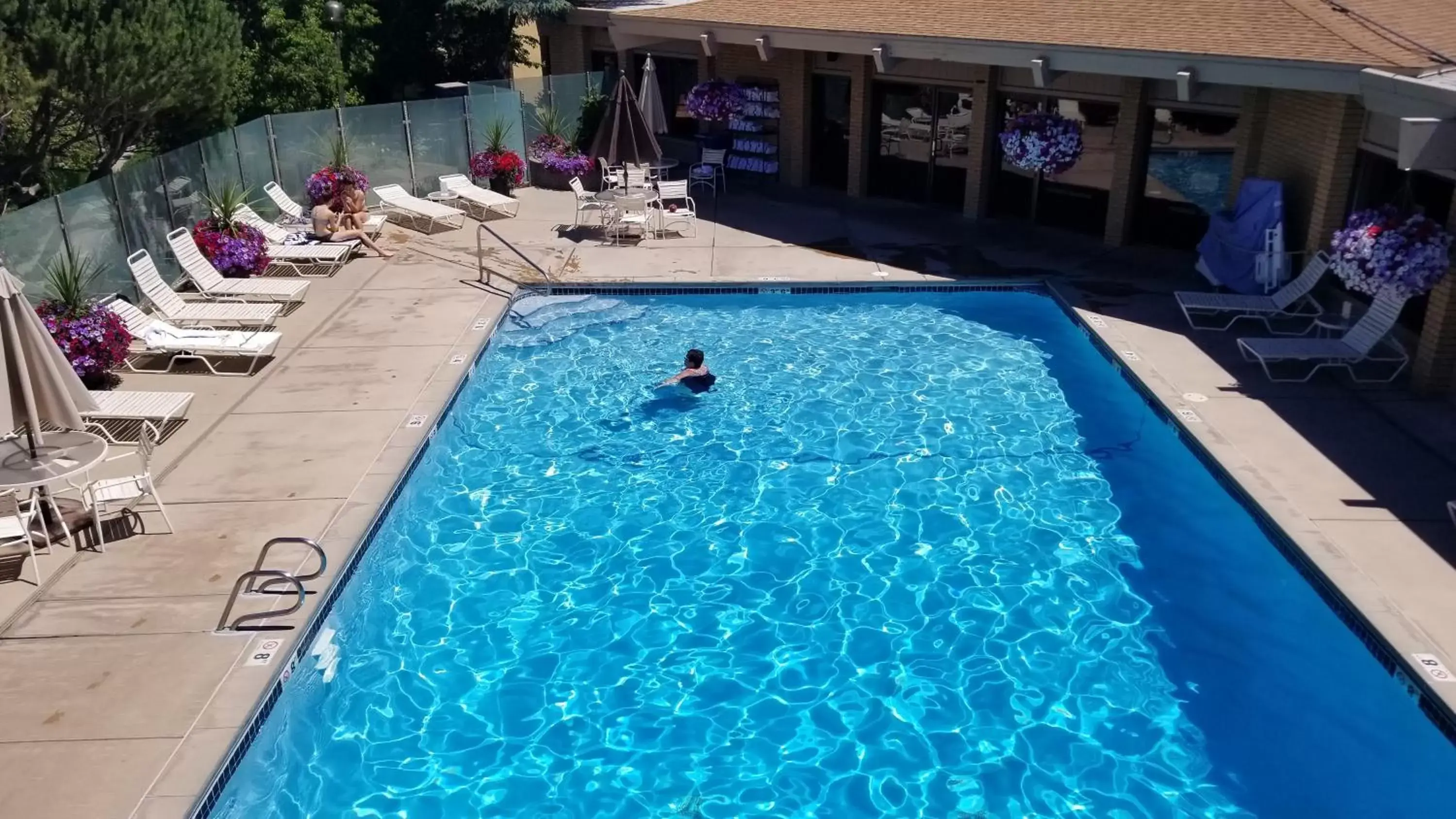 Swimming Pool in Mirabeau Park Hotel