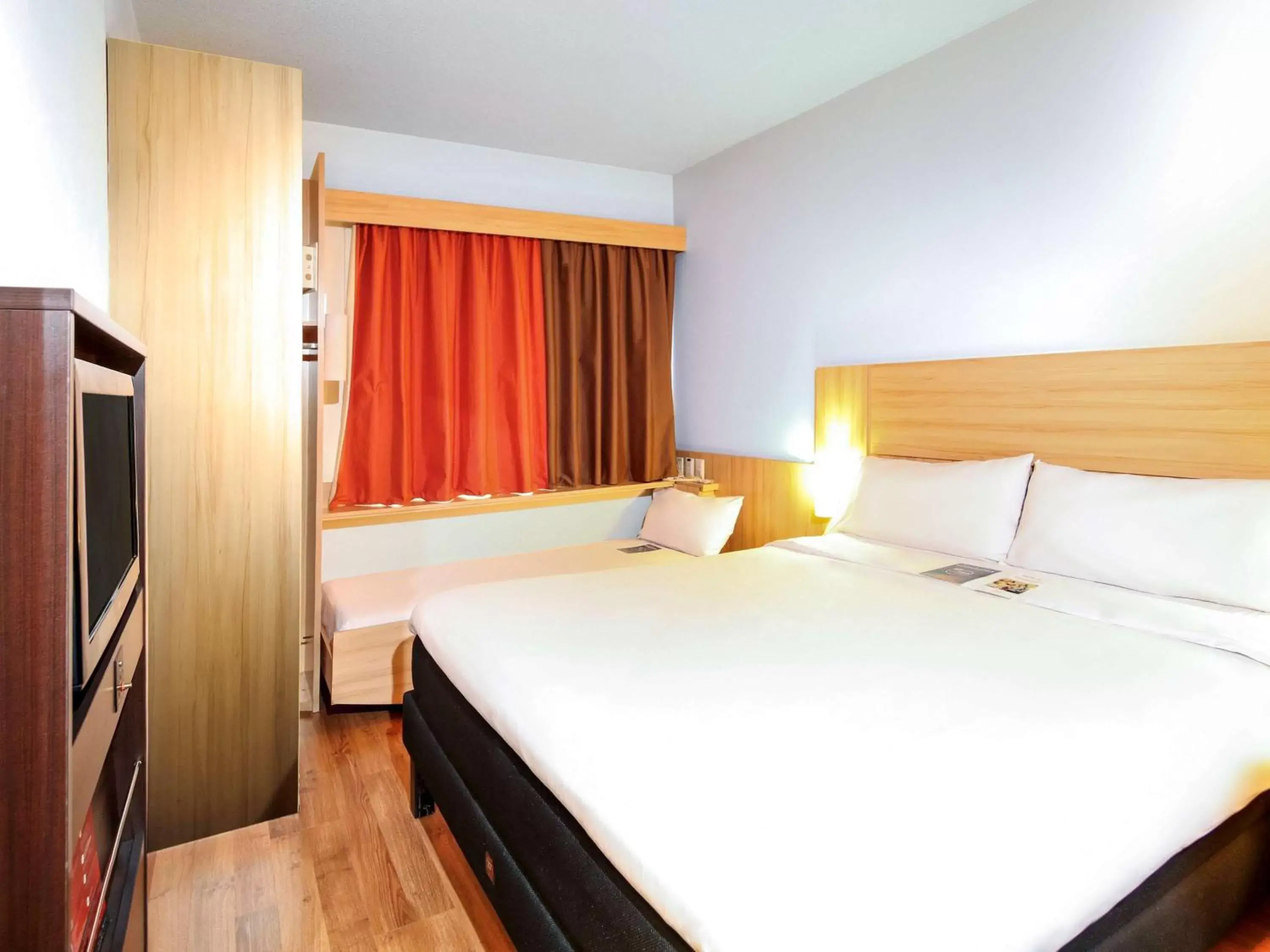 Photo of the whole room, Bed in ibis Santiago Providencia