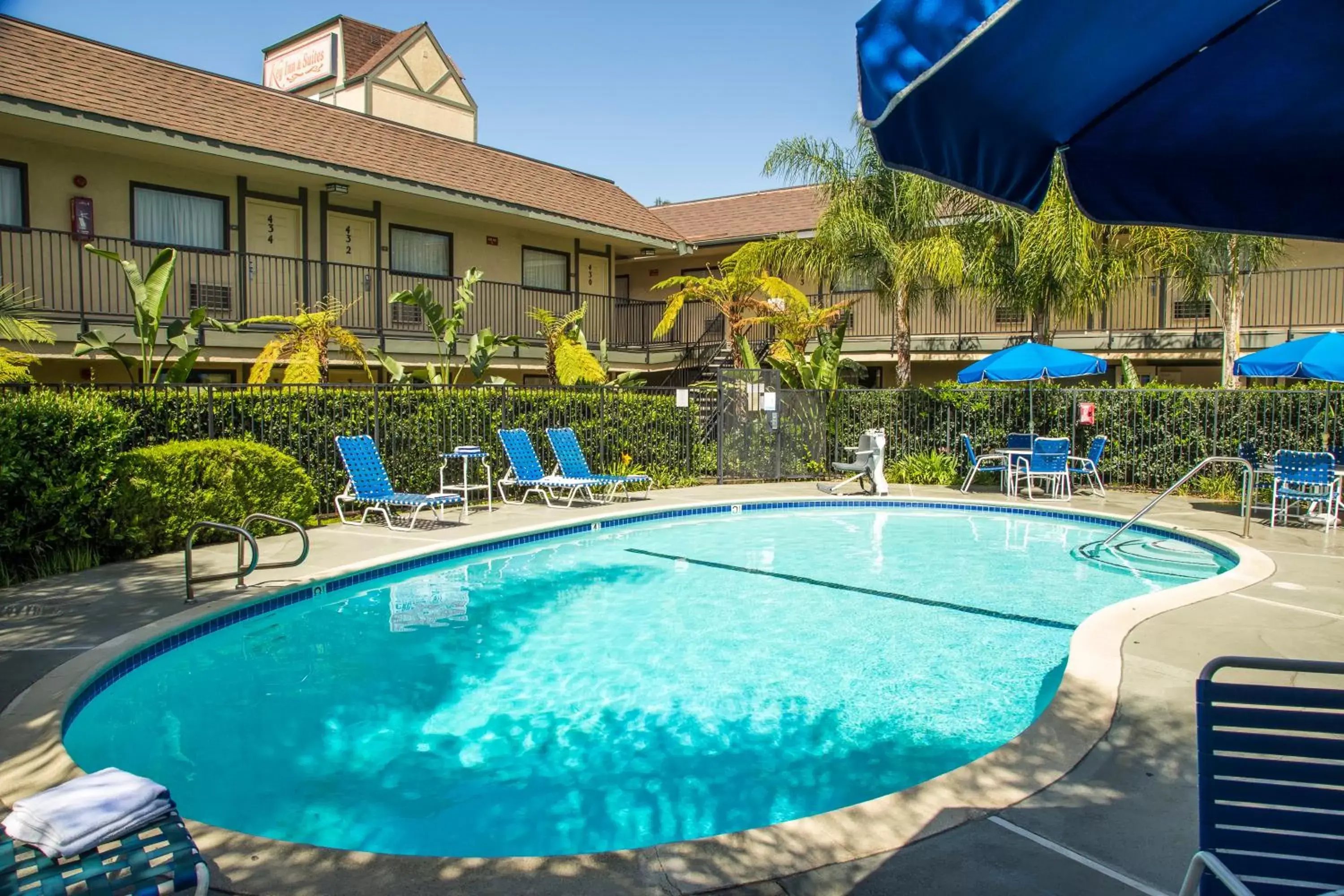Swimming pool in Key Inn and Suites Swimming pool in Key Inn and Suites