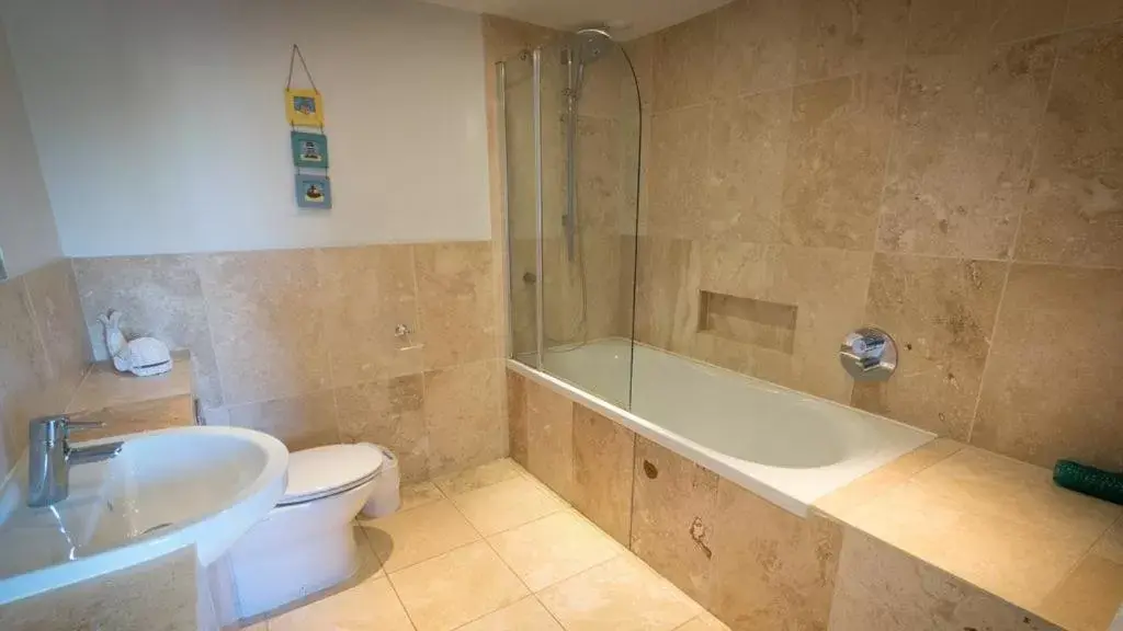 Shower, Bathroom in Chesil Beach Lodge