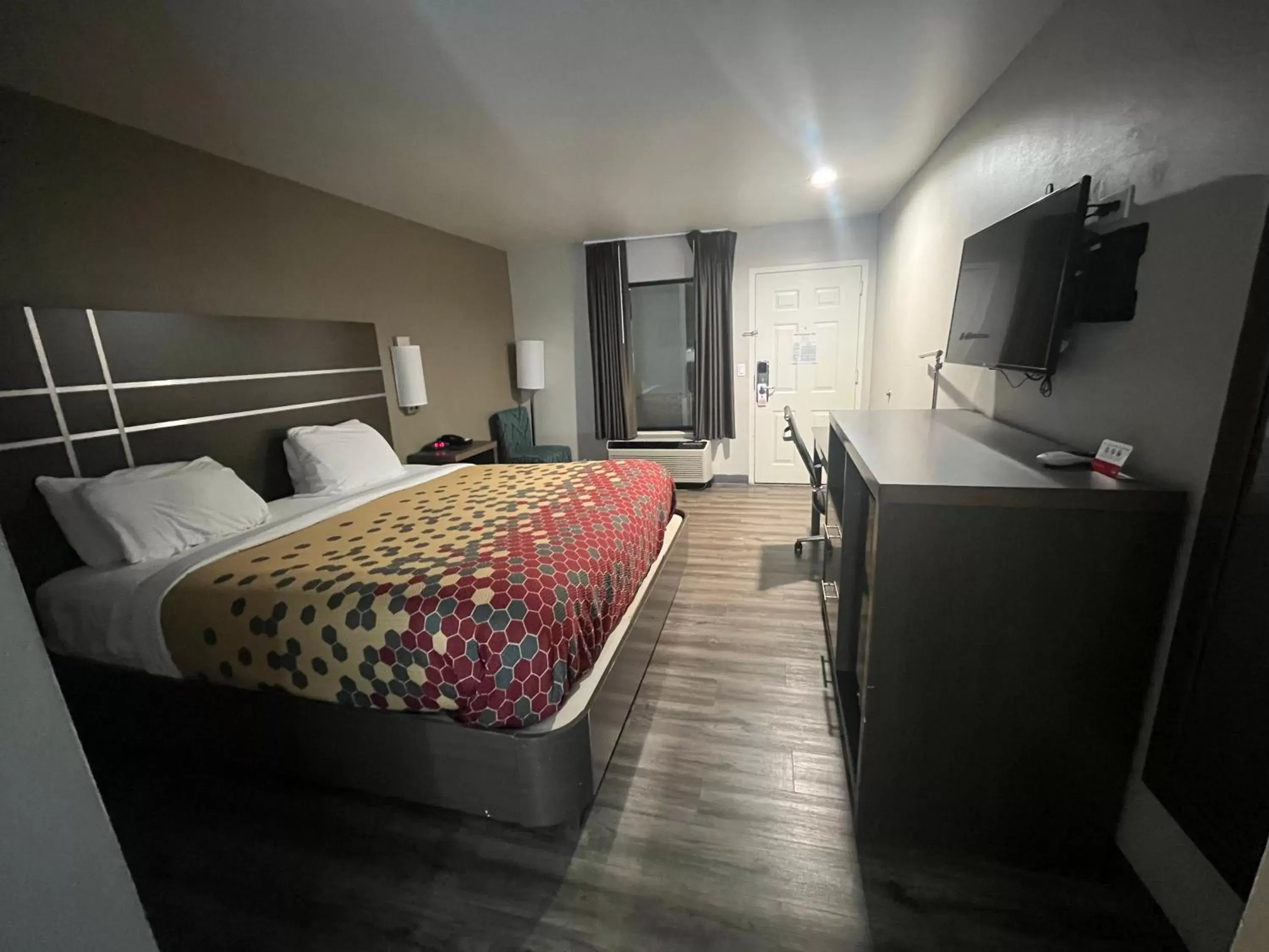 Bedroom in Econo Lodge Inn & Suites Nashville SE Murfreesboro - MTSU