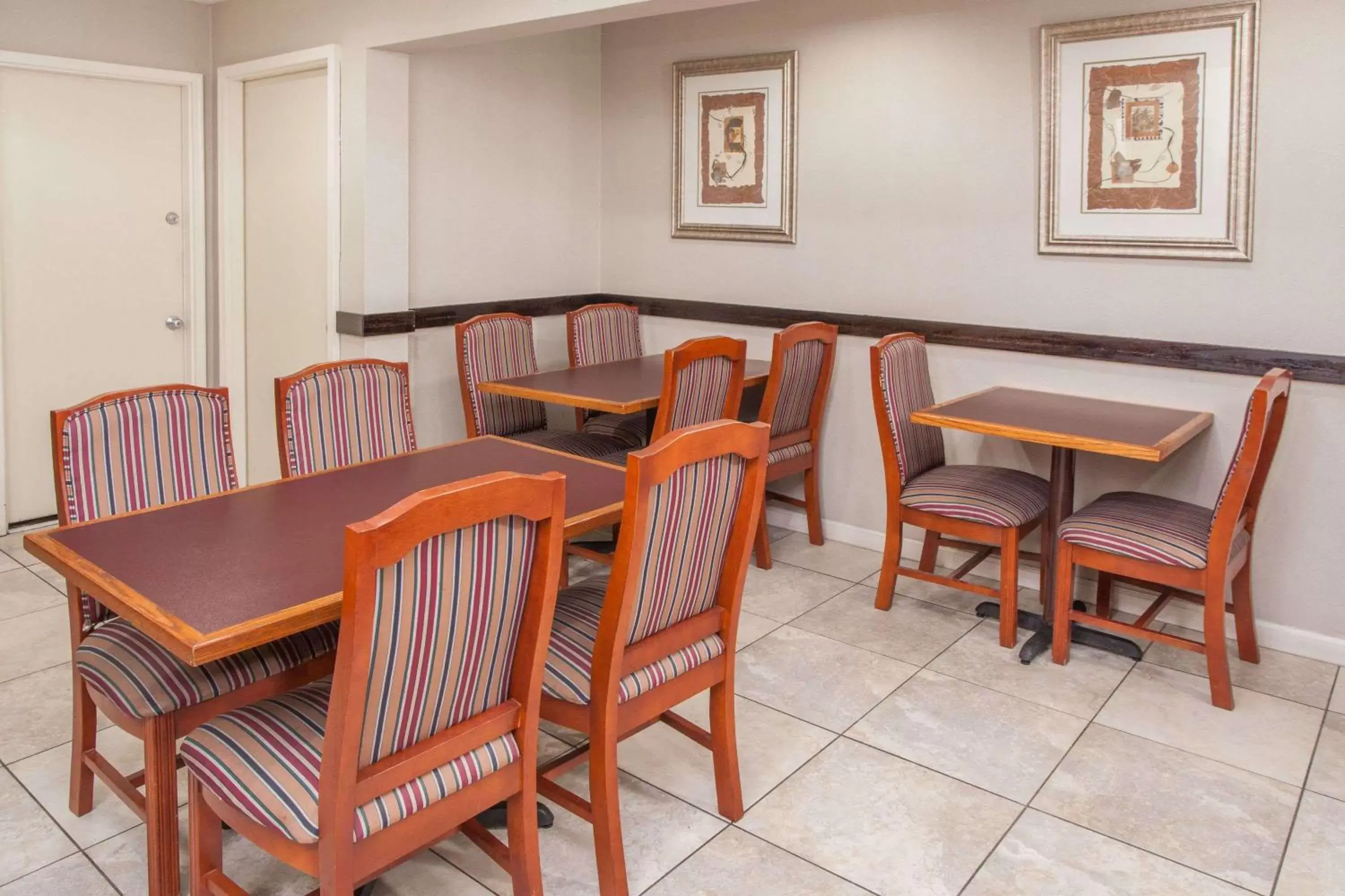 Lobby or reception, Restaurant/Places to Eat in Days Inn by Wyndham Fort Wayne